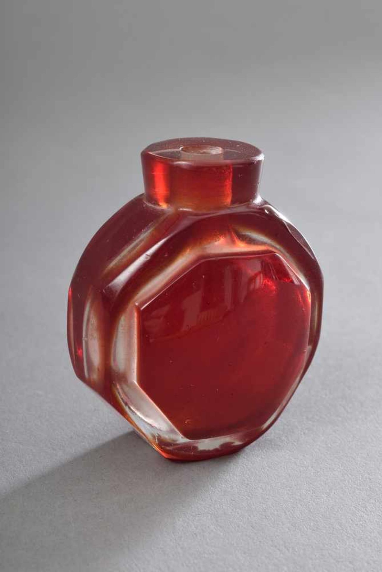 Rote Glas Snuffbottle mit graphischem Schliff, H. 5cm (o.Deckel) - Bild 3 aus 3