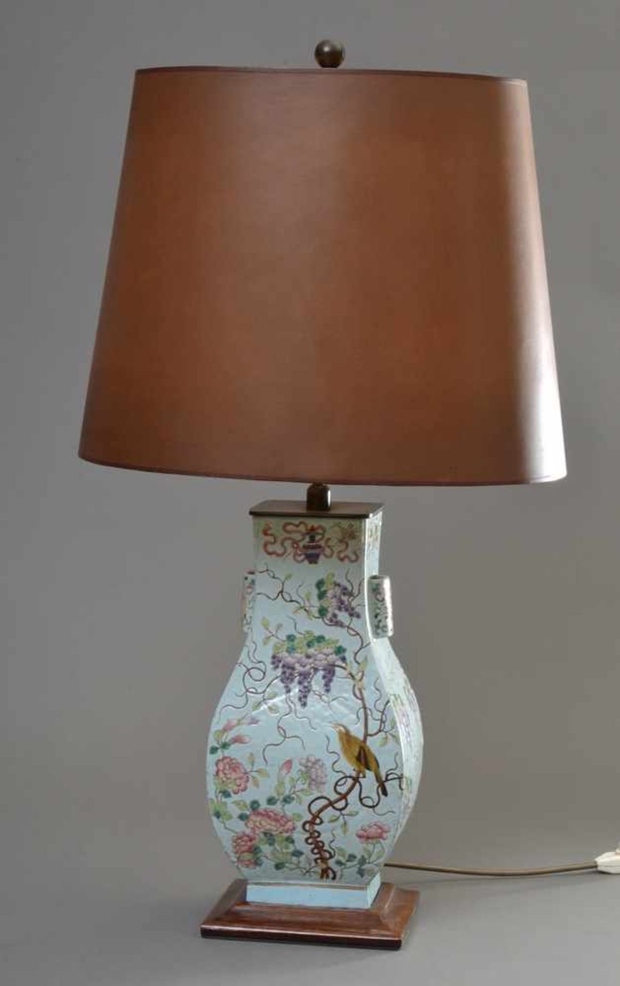 Chinesische Porzellan Vase "Glyzinien, Vögel und Päonien" auf hellblauem Fond, als Lampe montiert,