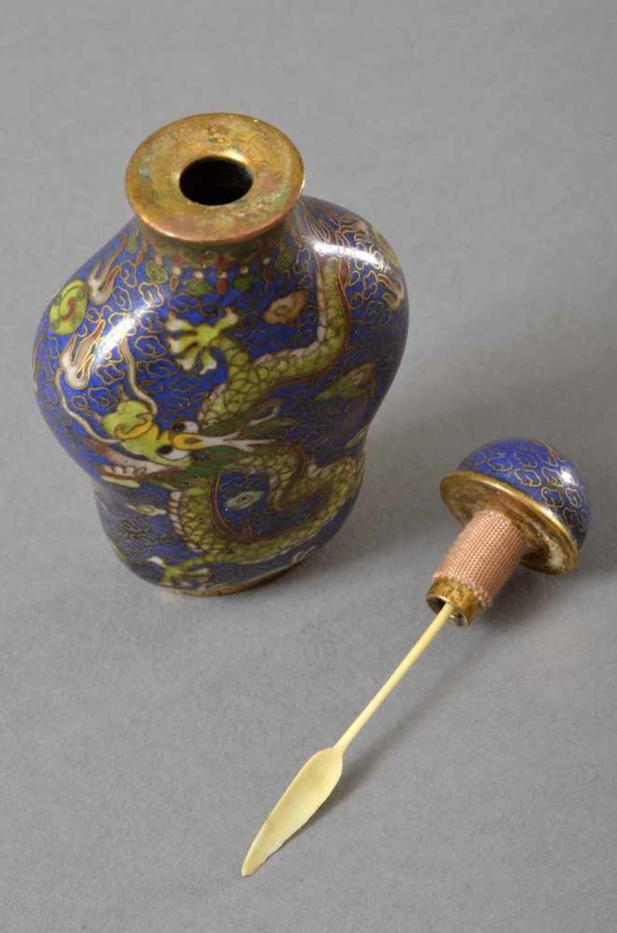 Vasenförmige Cloisonné Schnupftabakflasche "Zwei Drachen mit fünf Klauen" auf blauem Fond, - Bild 3 aus 3