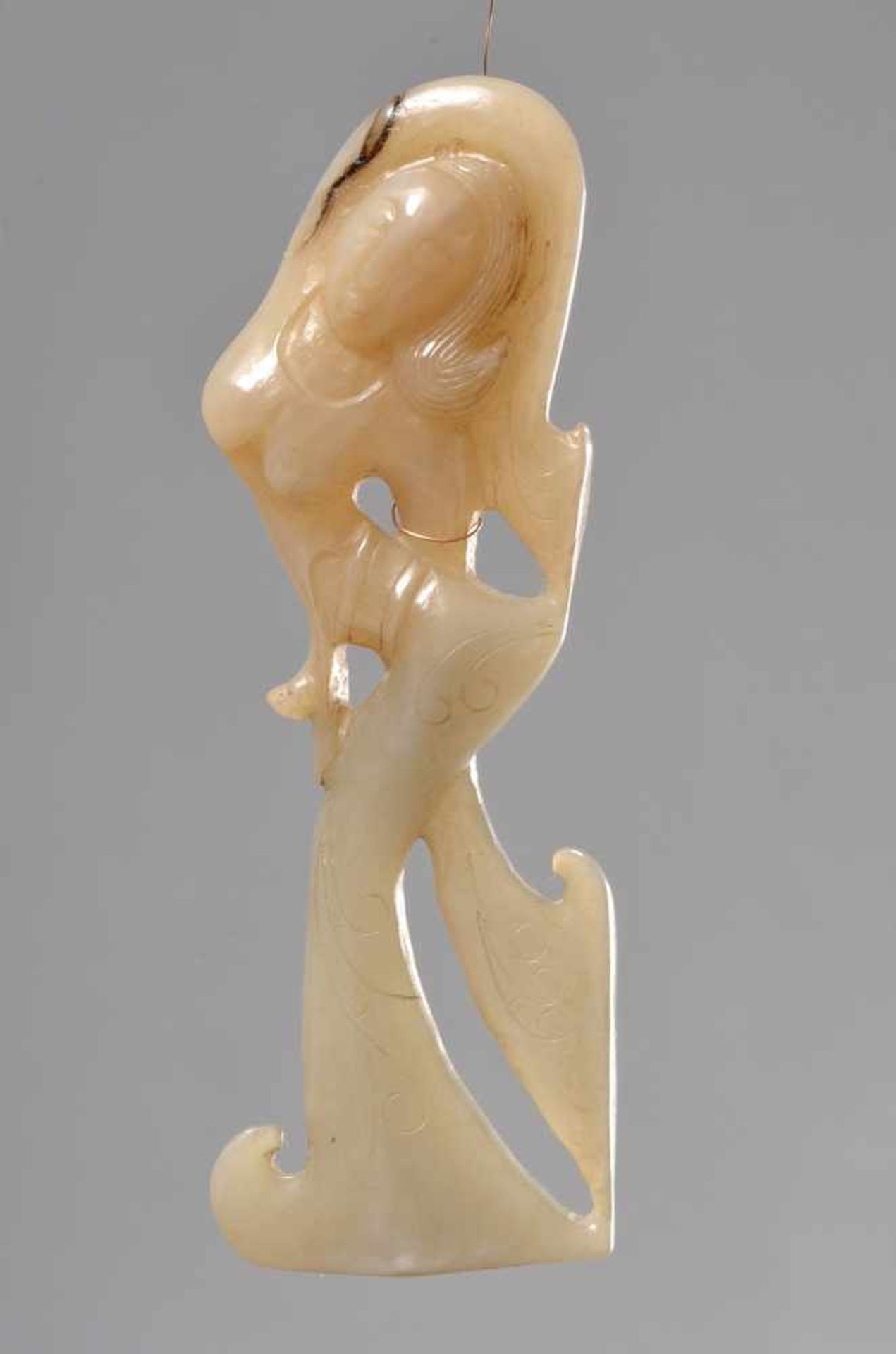 Jade Schnitzerei im Tang Stil "Tänzerin" mit fein geritzten Ornamenten, China, mit Holzgestell, H. - Bild 2 aus 3