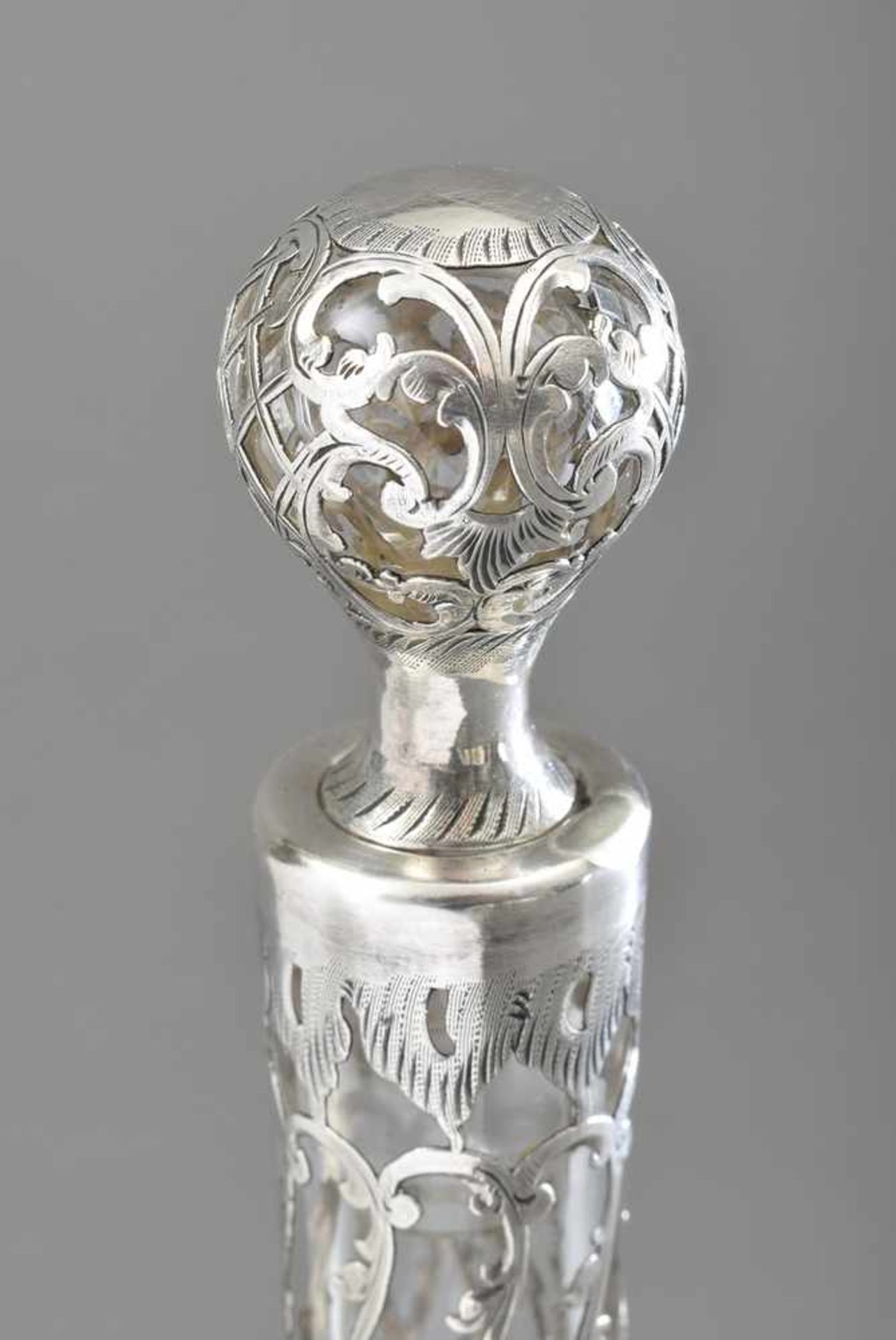Kleine Rumkaraffe mit floralem Silber Überfang und graviertem Monogramm, H. 21cm - Bild 3 aus 3