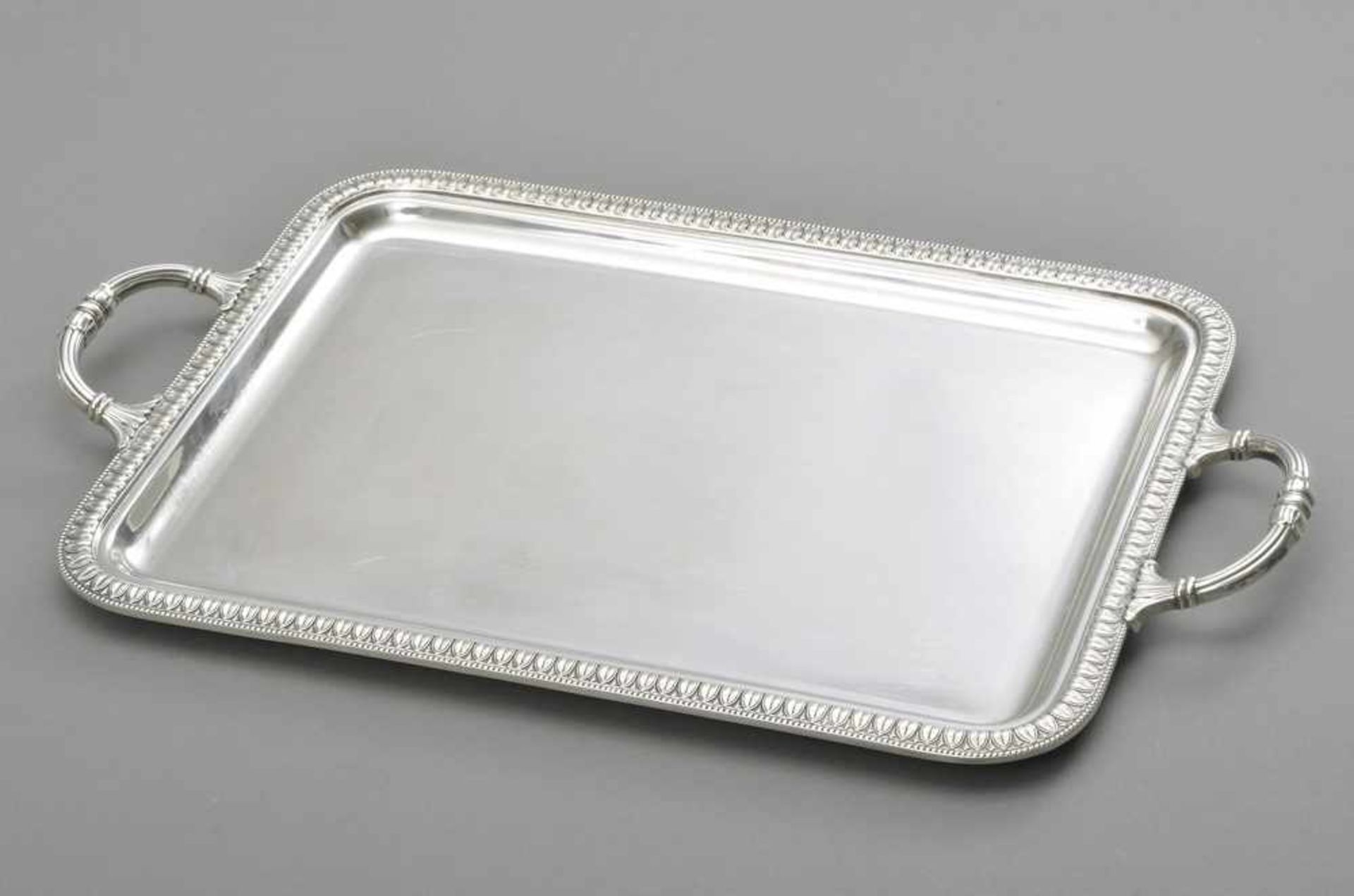 Rechteckiges Tablett mit Blattrand und seitl. Handhaben, Silber 800, 933g, 45x27cm