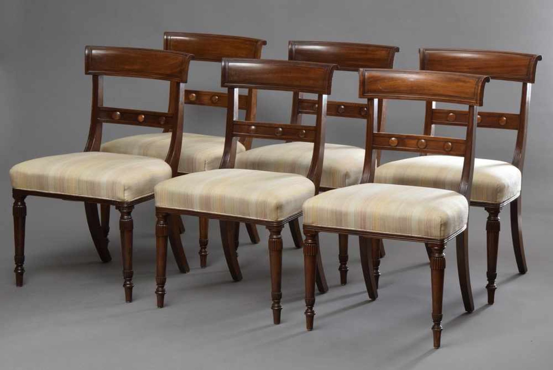 6 Englische Stühle mit beschnitzten Vorderbeinen u. Nieten Trompe l'oeil in den Lehnen, massiv