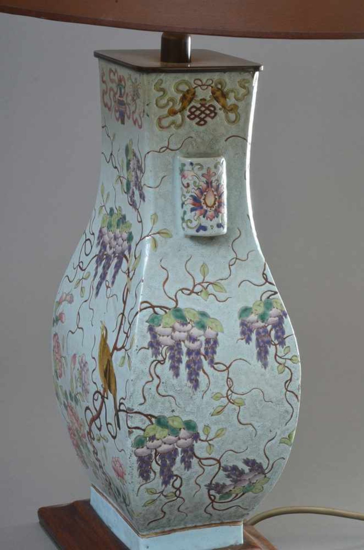Chinesische Porzellan Vase "Glyzinien, Vögel und Päonien" auf hellblauem Fond, als Lampe montiert, - Bild 3 aus 3