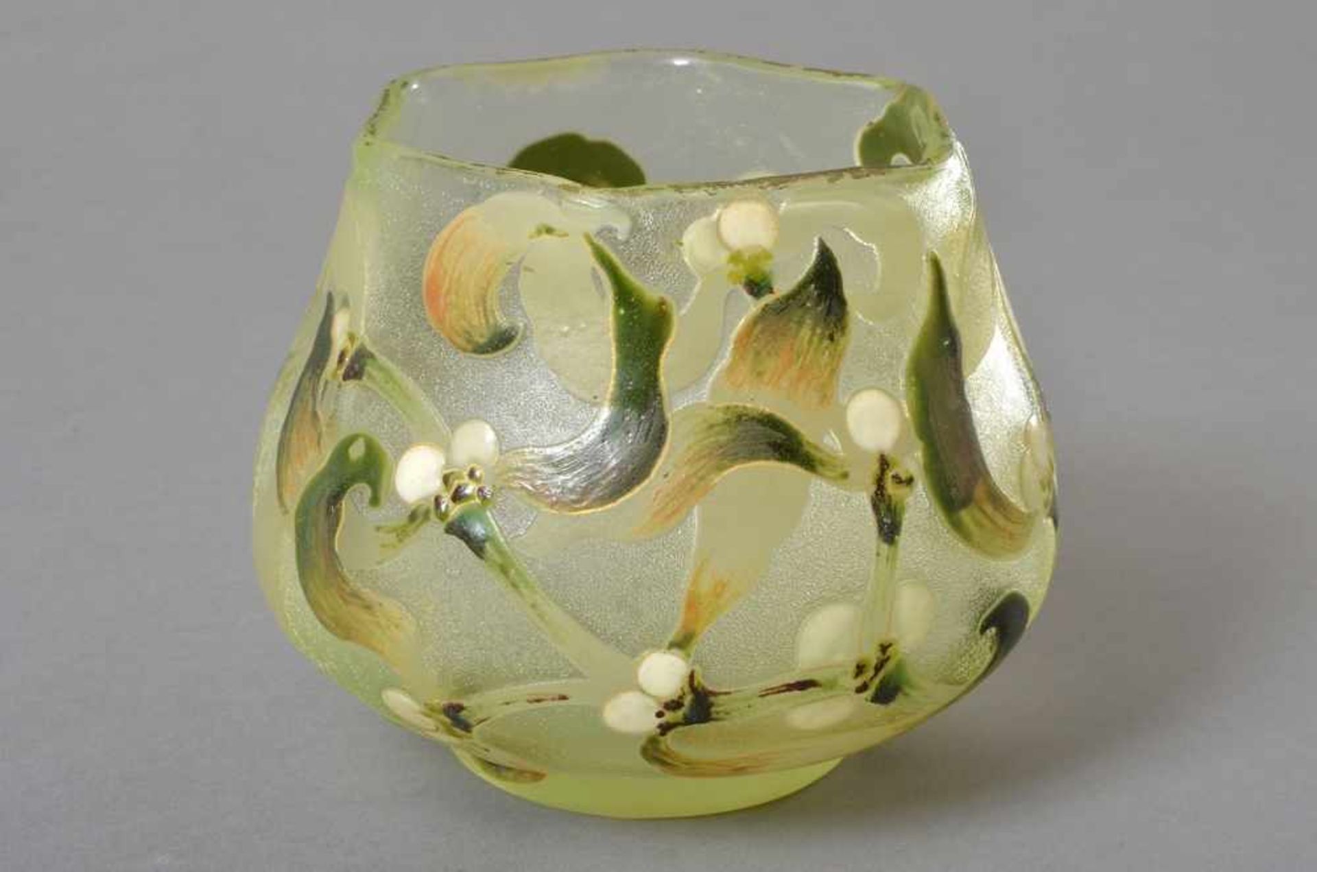 Kleine Gallé Vase "Mistelzweig" Dekor, farbig bemalt/ausgeätzt, sign., H. 11cm, etw. ber.