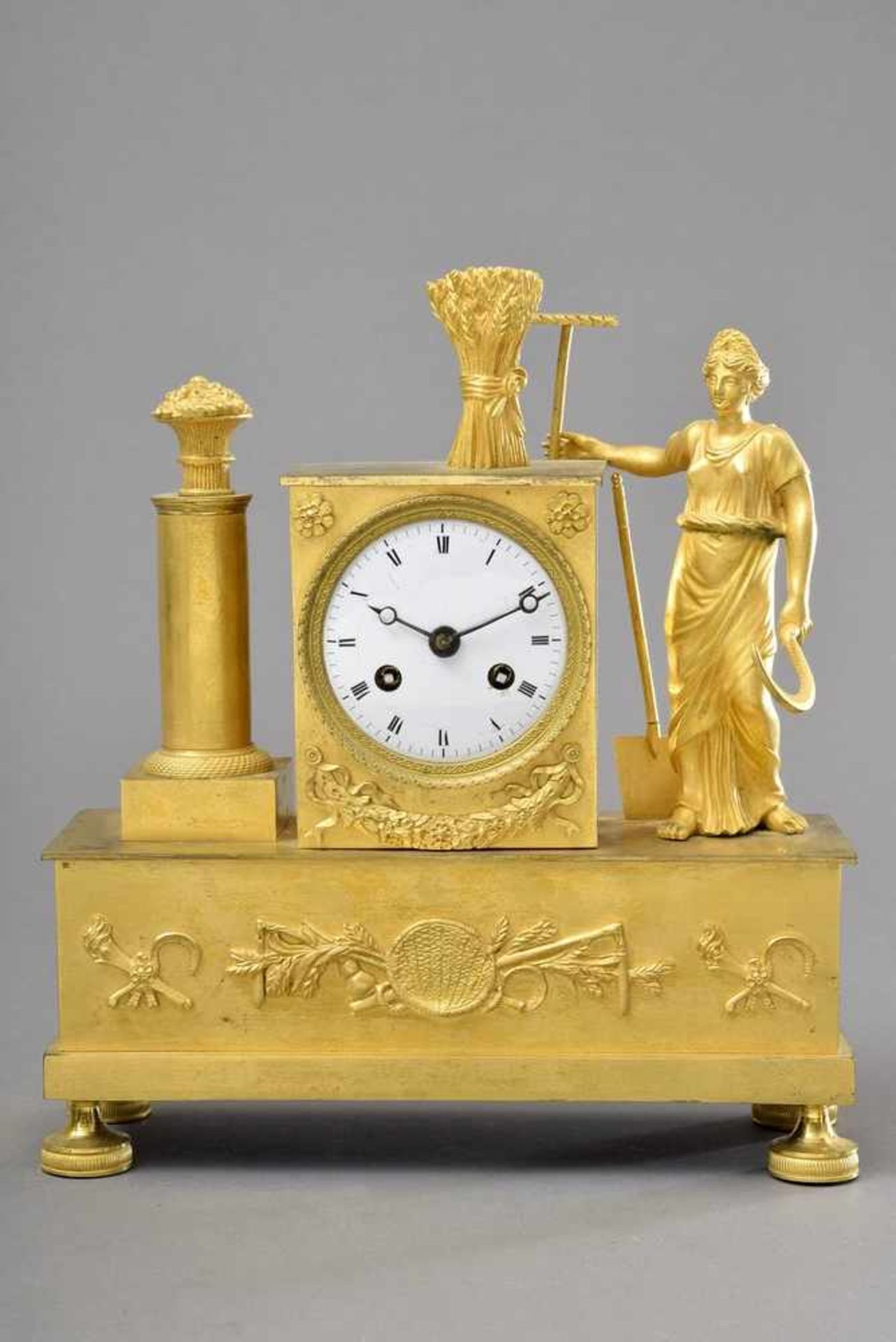 Kleine Empire Pendule "Allegorie auf den Sommer - Gärtnerin", Bronze vergoldet, 24,5x22x7,5cm,