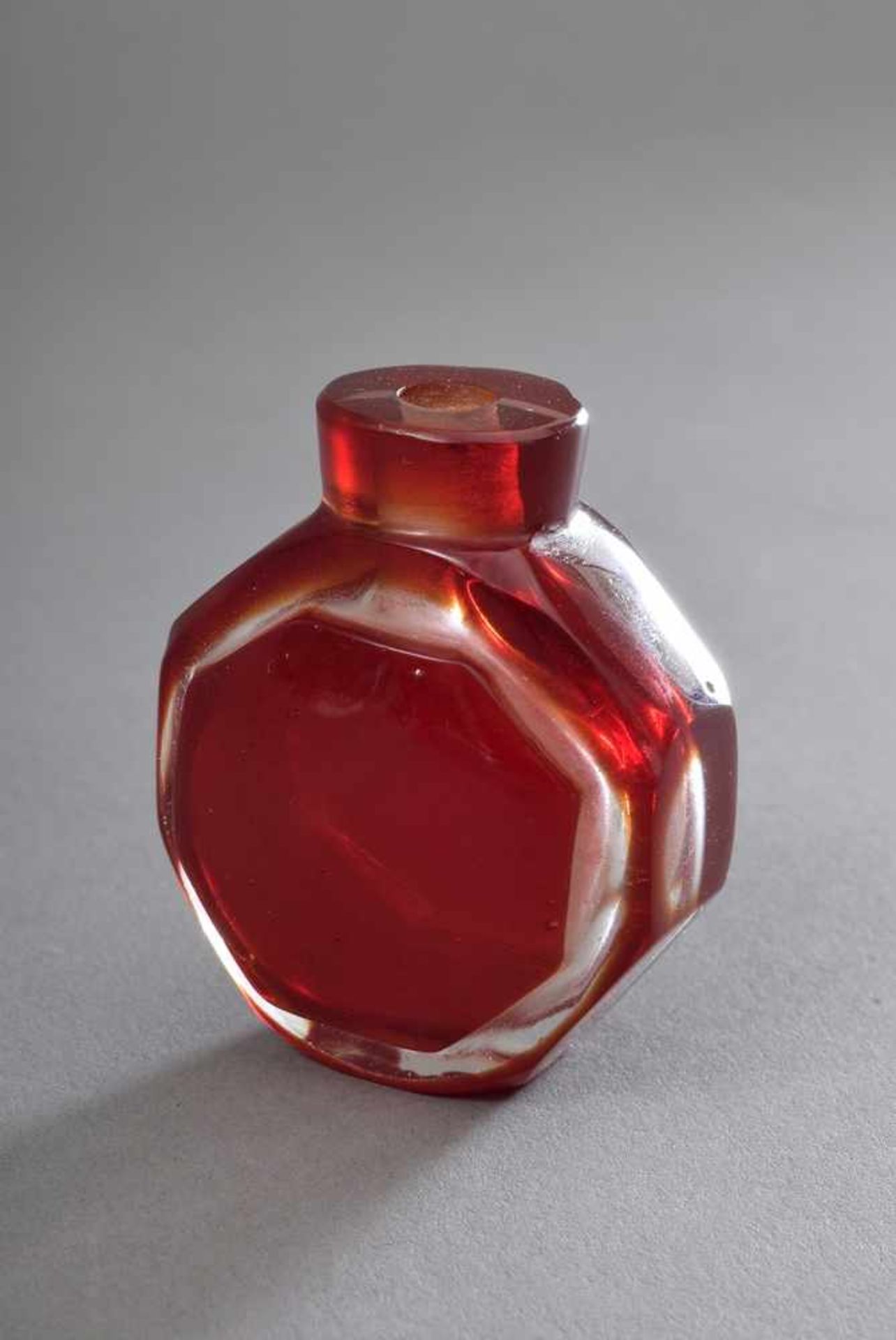 Rote Glas Snuffbottle mit graphischem Schliff, H. 5cm (o.Deckel)