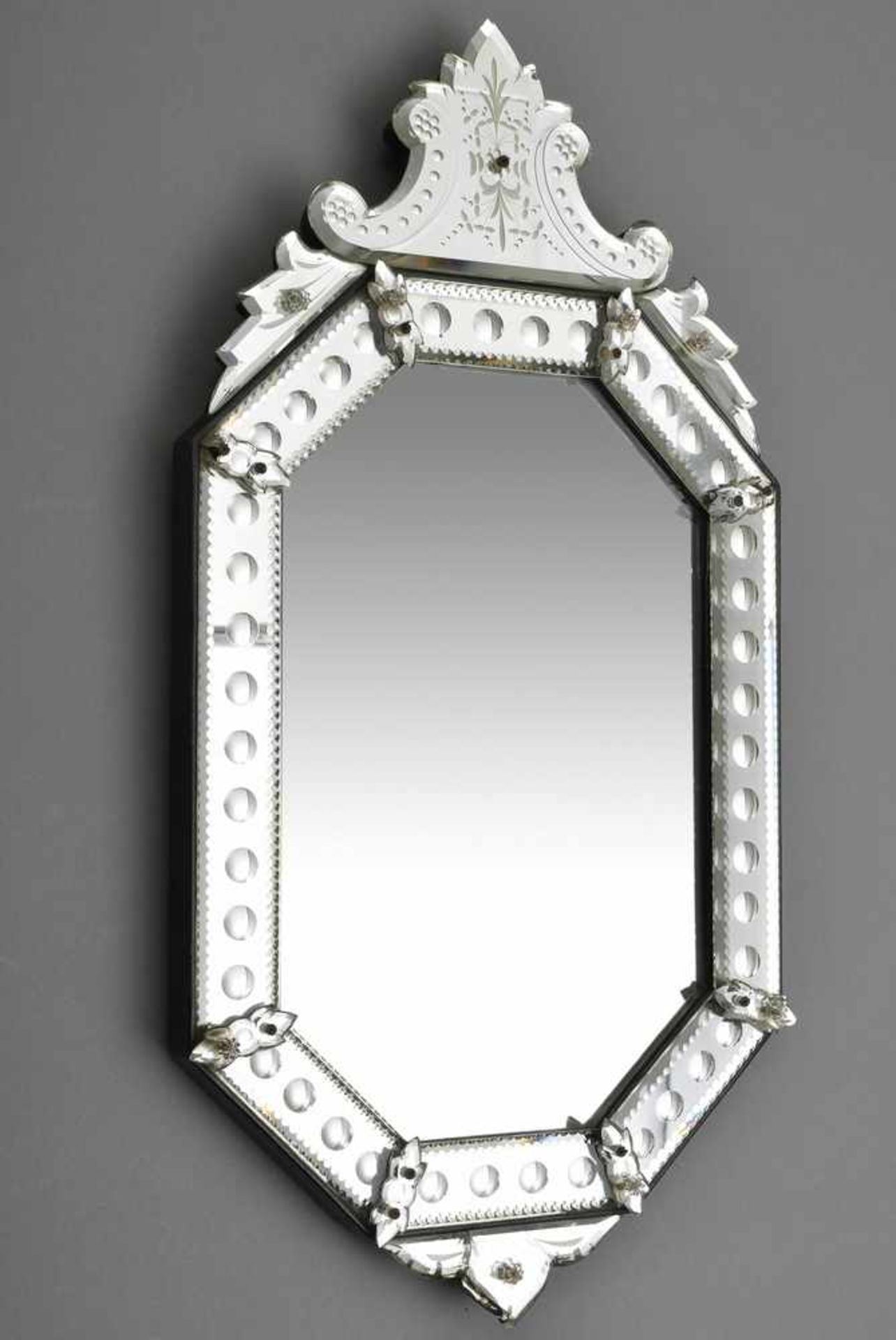 Kleiner venezianischer Spiegel mit beschliffenem Rahmen, 73x36cm, etwas defekt