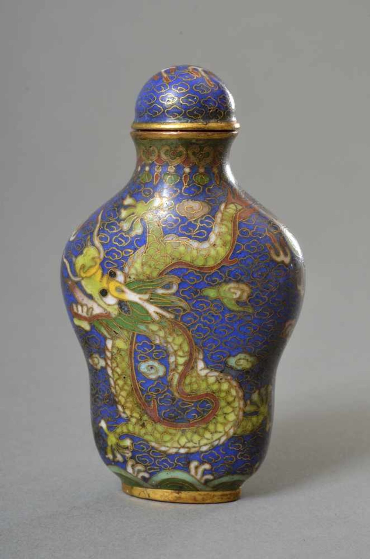 Vasenförmige Cloisonné Schnupftabakflasche "Zwei Drachen mit fünf Klauen" auf blauem Fond,