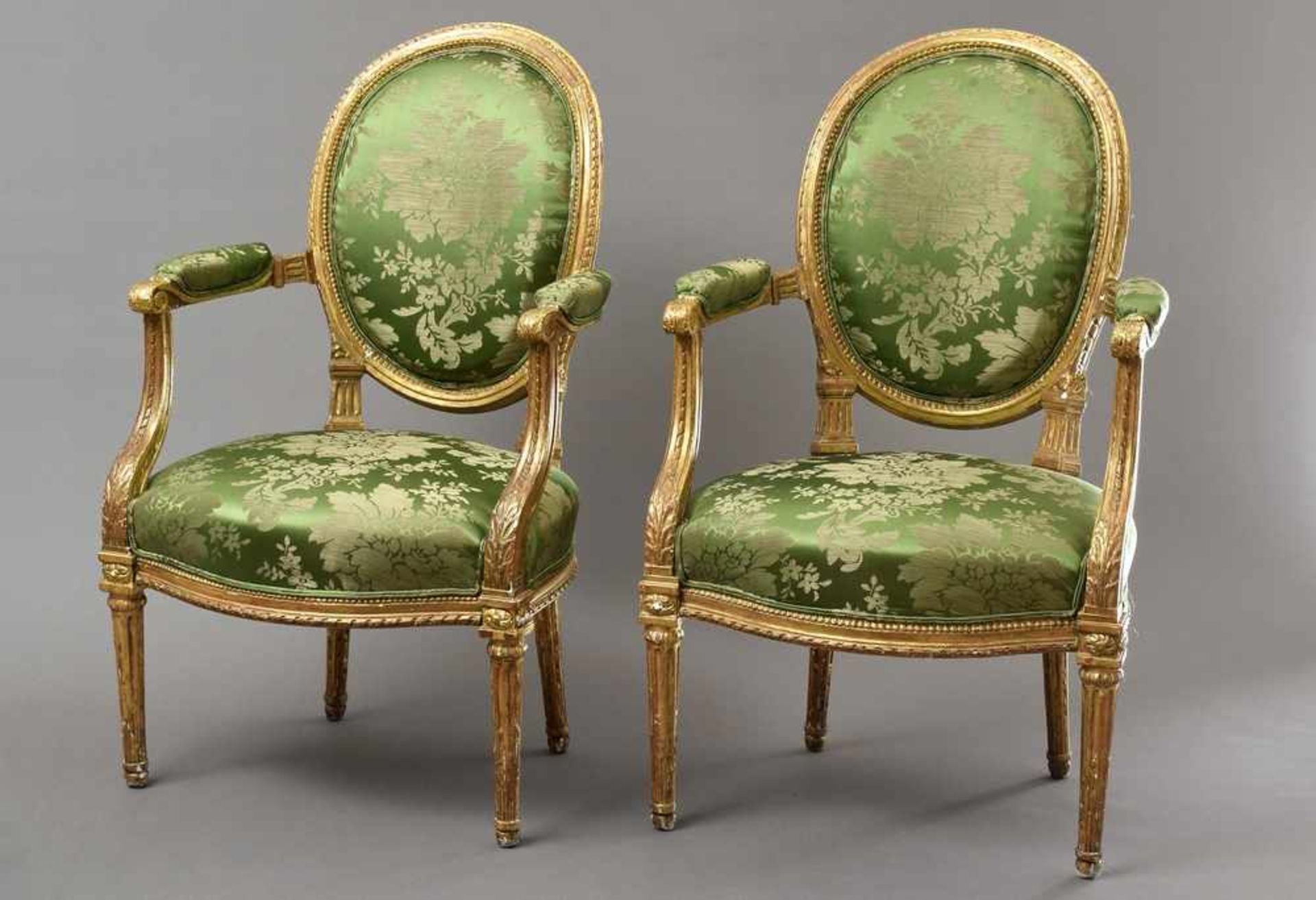 Paar kleine vergoldete Sessel im Louis XVI Stil mit grünem Seidenbrokat Bezug, H. 40/94cm,