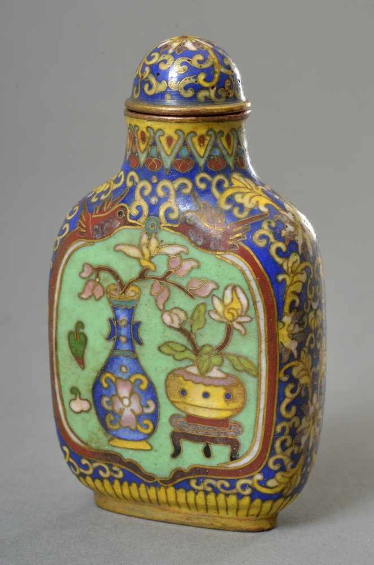 Rechteckige Cloisonné Schnupftabakflasche "Vasen und Gefäßen mit Blumen" auf blau/grünem Fond,