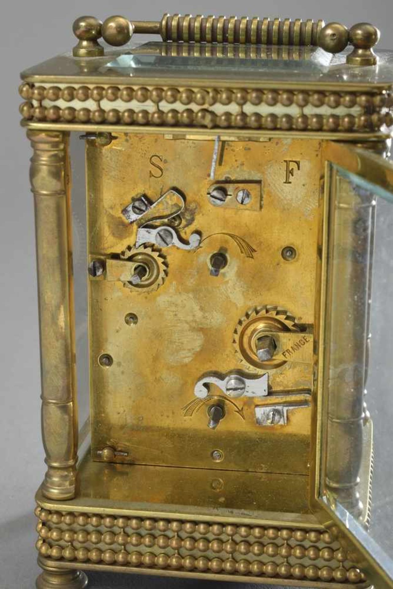 Pariser Reiseuhr in Messing Gehäuse mit ornamental gesägter Werkabdeckung, Schlüssel vorhanden, - Image 2 of 6