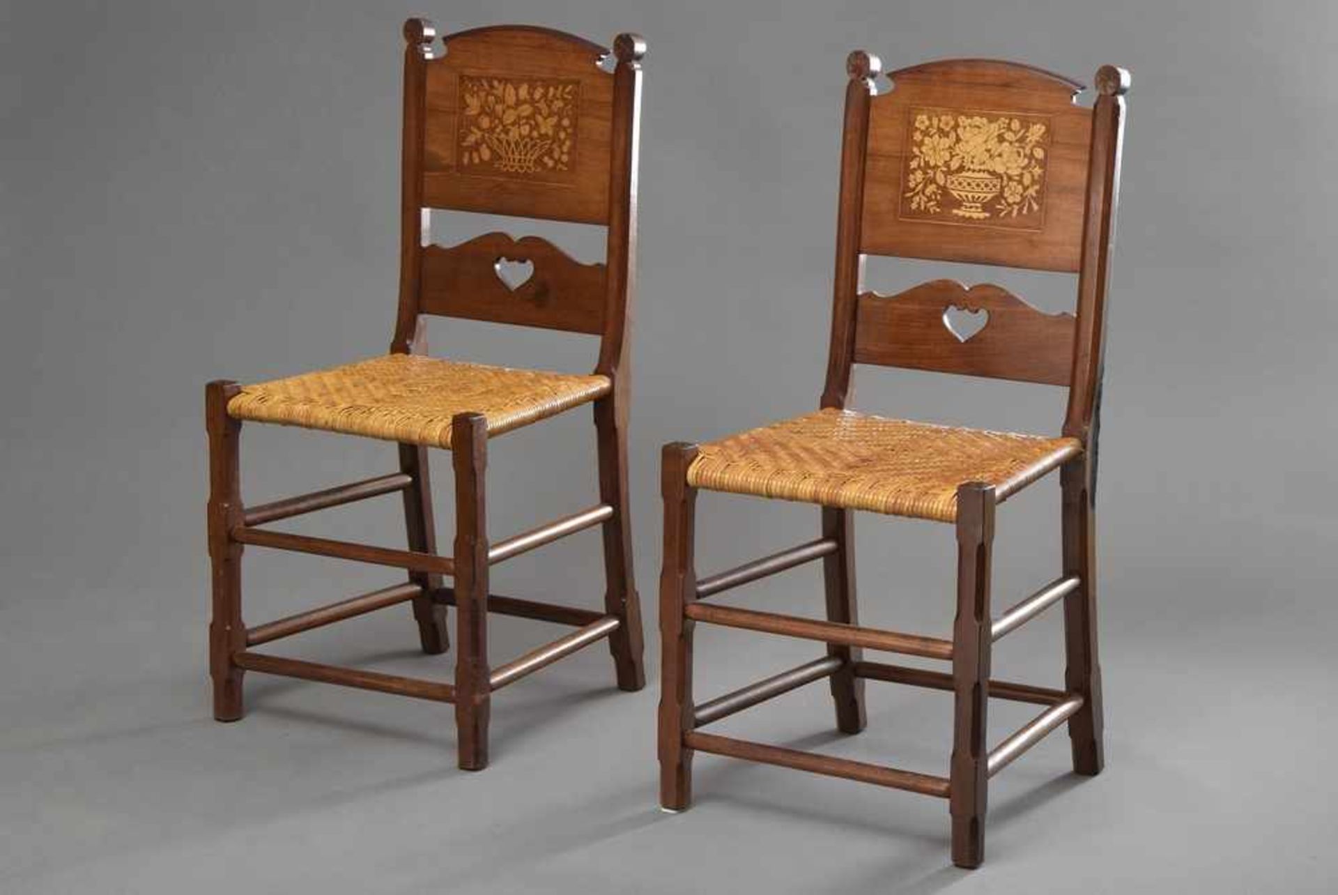 Paar Vierländer Stühle mit intarsiertem Rücken "Blumenkörbe" und Flechtsitz, alter Brandschaden