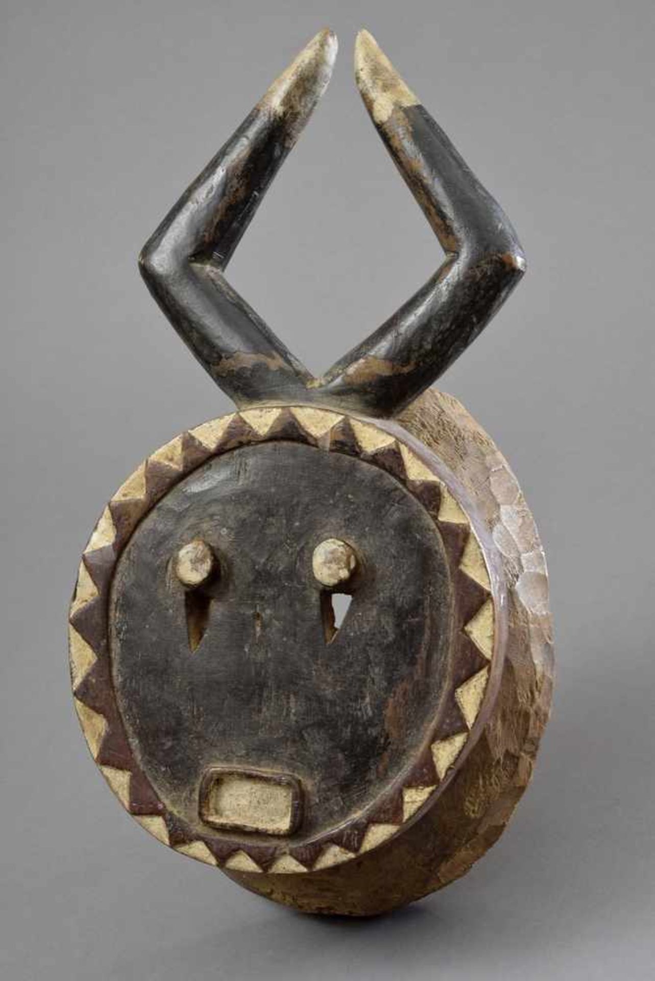 Afrikanische Maske mit Hörnern, Holz geschnitzt, partiell schwarz/weiß gefasst, H. 42cm