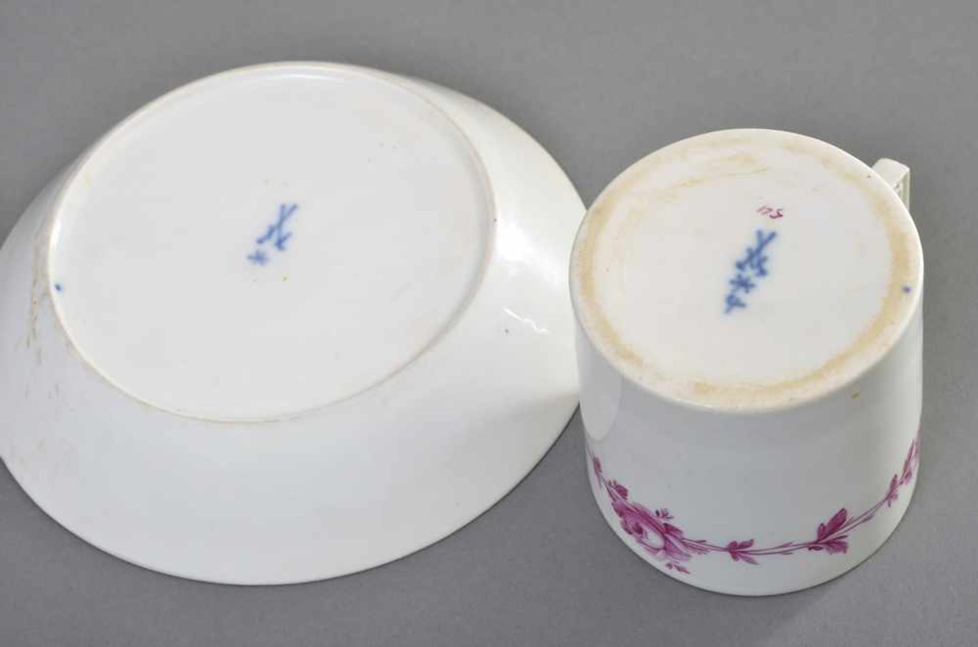 Marcolini Meissen Tasse "Purpur Rosenranke" in zylindrischer Form, H. 7,5cm berieben, Haarrisse ( - Bild 4 aus 4