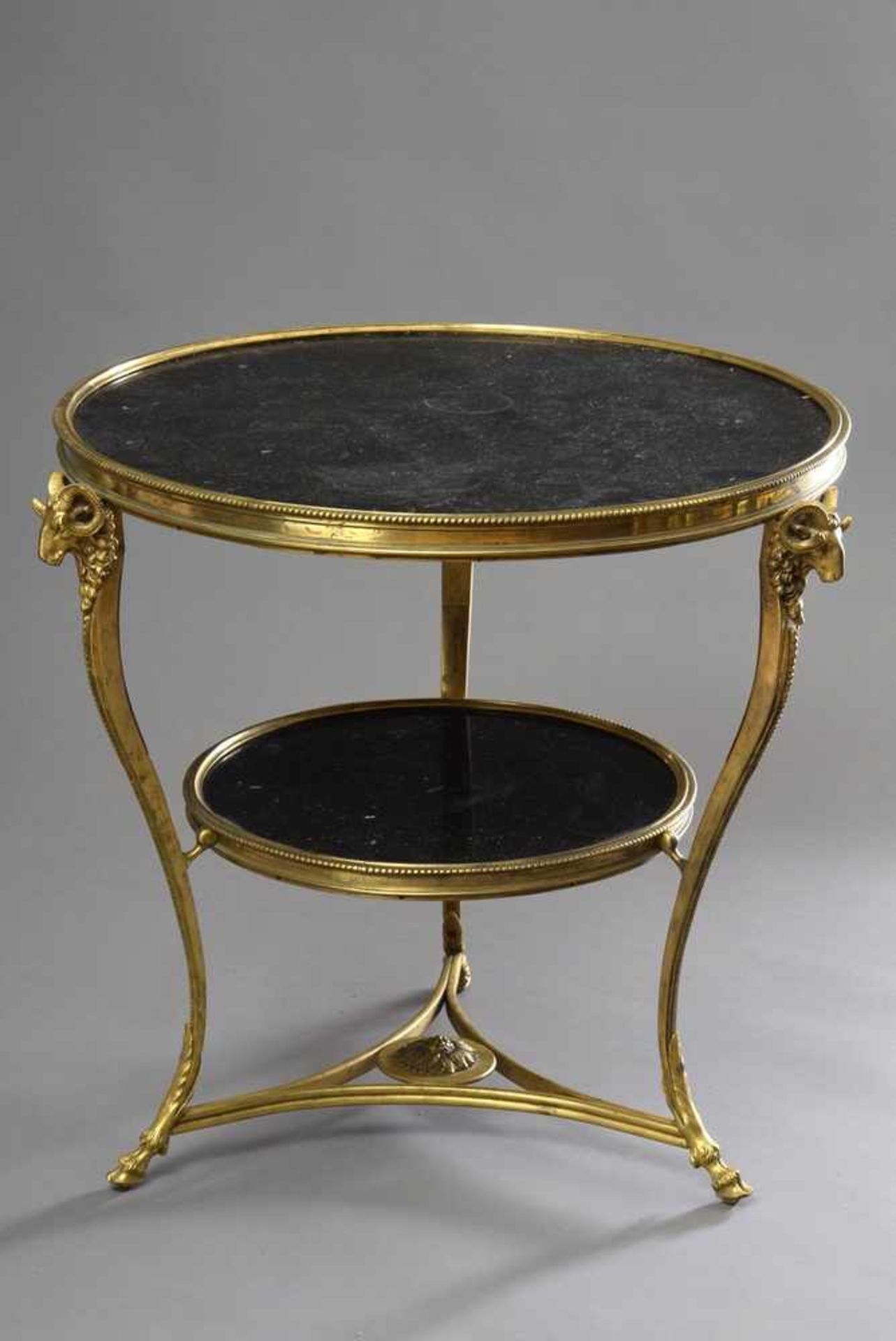 Runder Café Tisch im Louis XVI Stil mit vergoldetem Bronzegestell, Bocksköpfen und Mamorplatte,