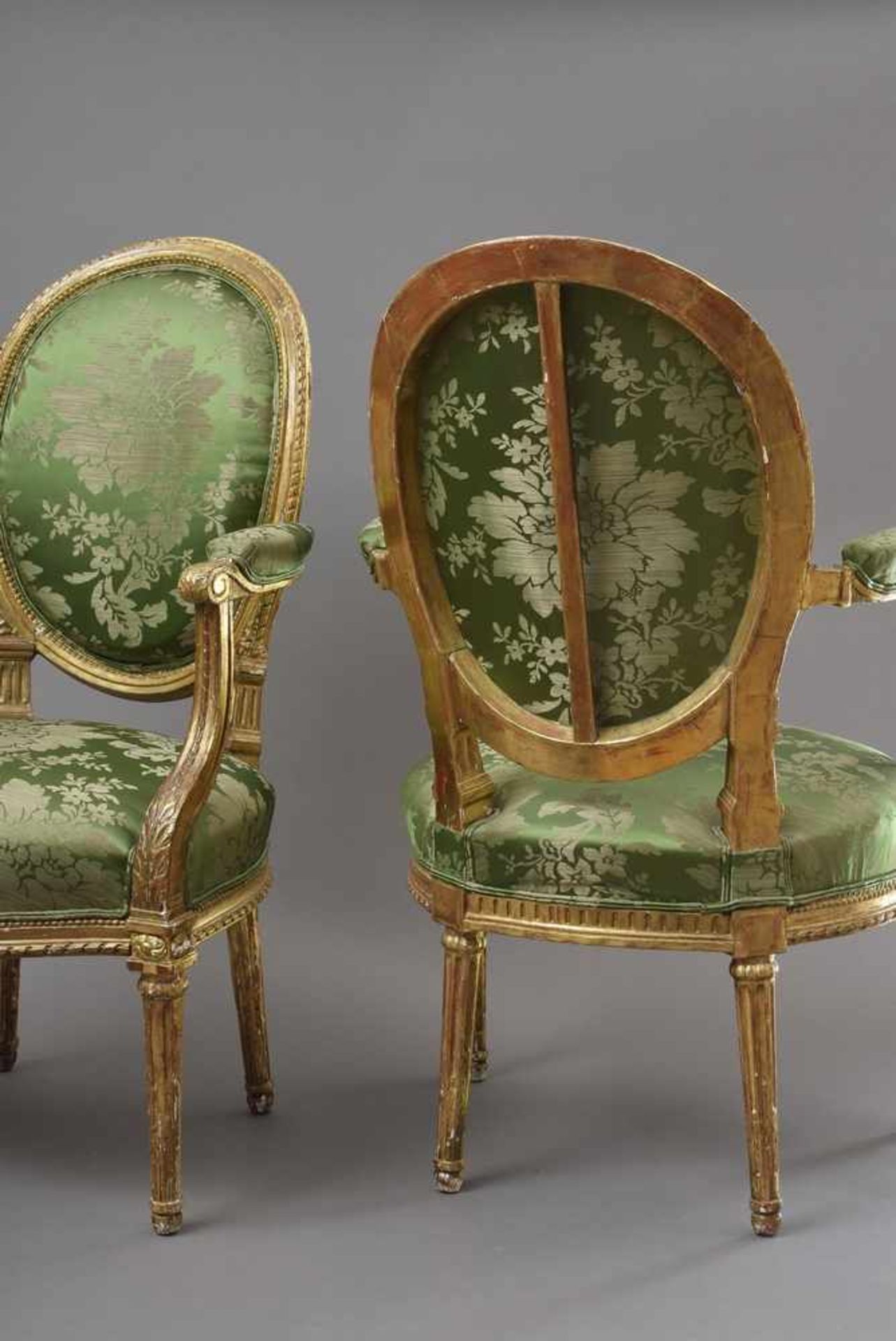 Paar kleine vergoldete Sessel im Louis XVI Stil mit grünem Seidenbrokat Bezug, H. 40/94cm, - Bild 2 aus 2