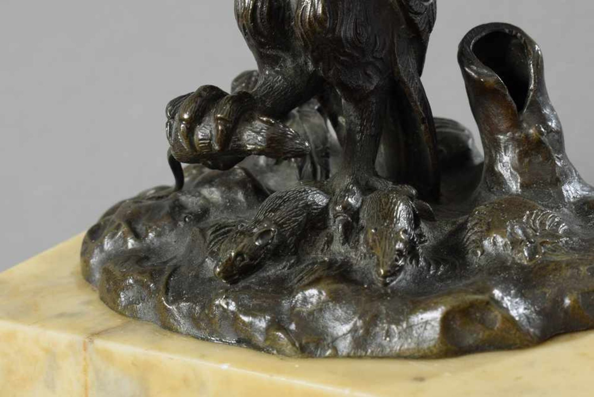 Bronze Tintenfass "Eule" mit Stifthalter auf hellem Marmorsockel, H. 16cm, kl. Defekte am Sockel - Bild 3 aus 4