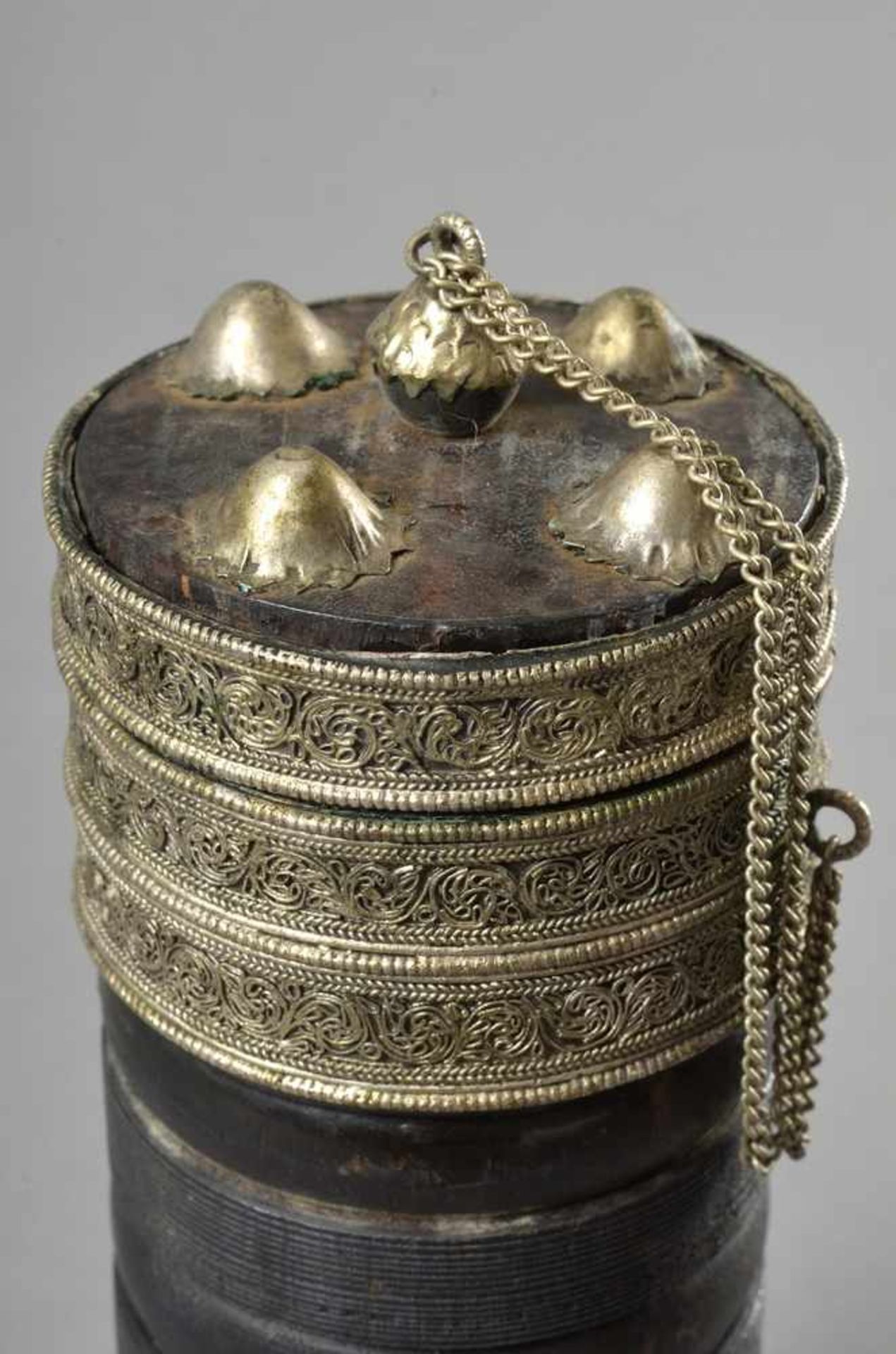Teedose mit filigraner Metallverzierung auf gerilltem Holzkorpus, Lhasa 20.Jh., H. 20cm, Ø 6cm - Bild 3 aus 4