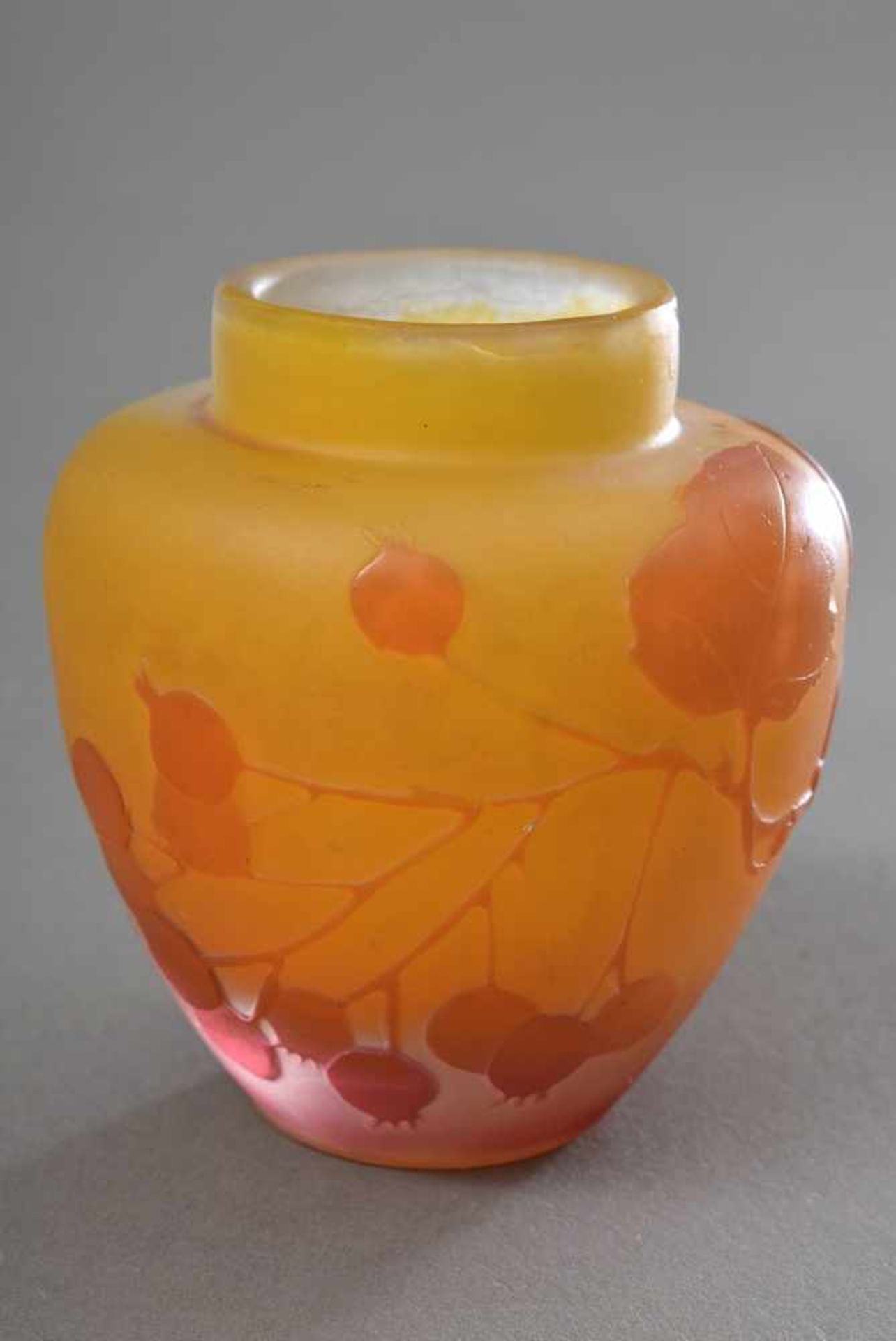 Kleine Gallé Vase "Beeren", in Orange auf gelb, sign., H. 7cm, an der Mündung min. best.