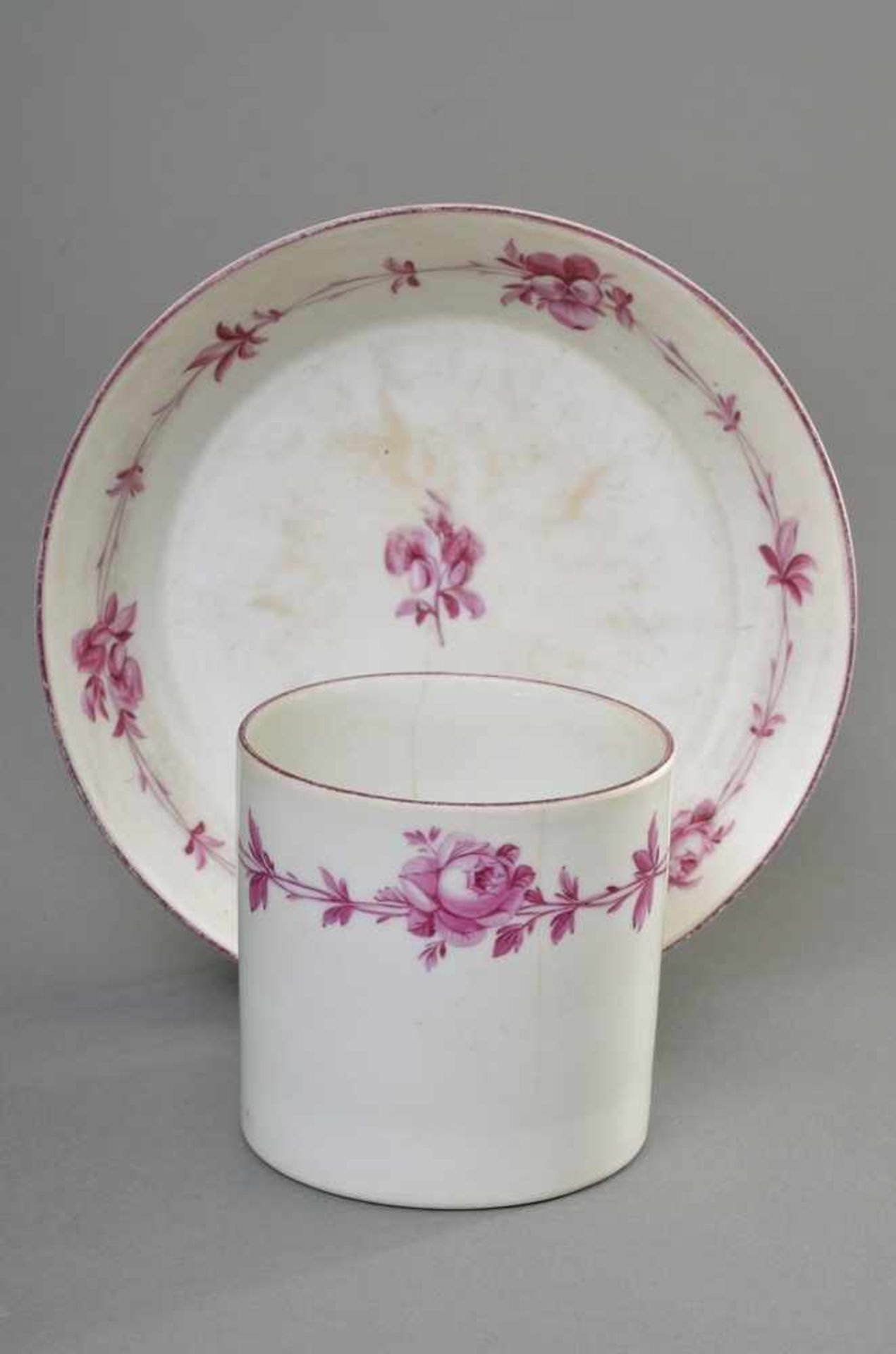 Marcolini Meissen Tasse "Purpur Rosenranke" in zylindrischer Form, H. 7,5cm berieben, Haarrisse ( - Bild 3 aus 4