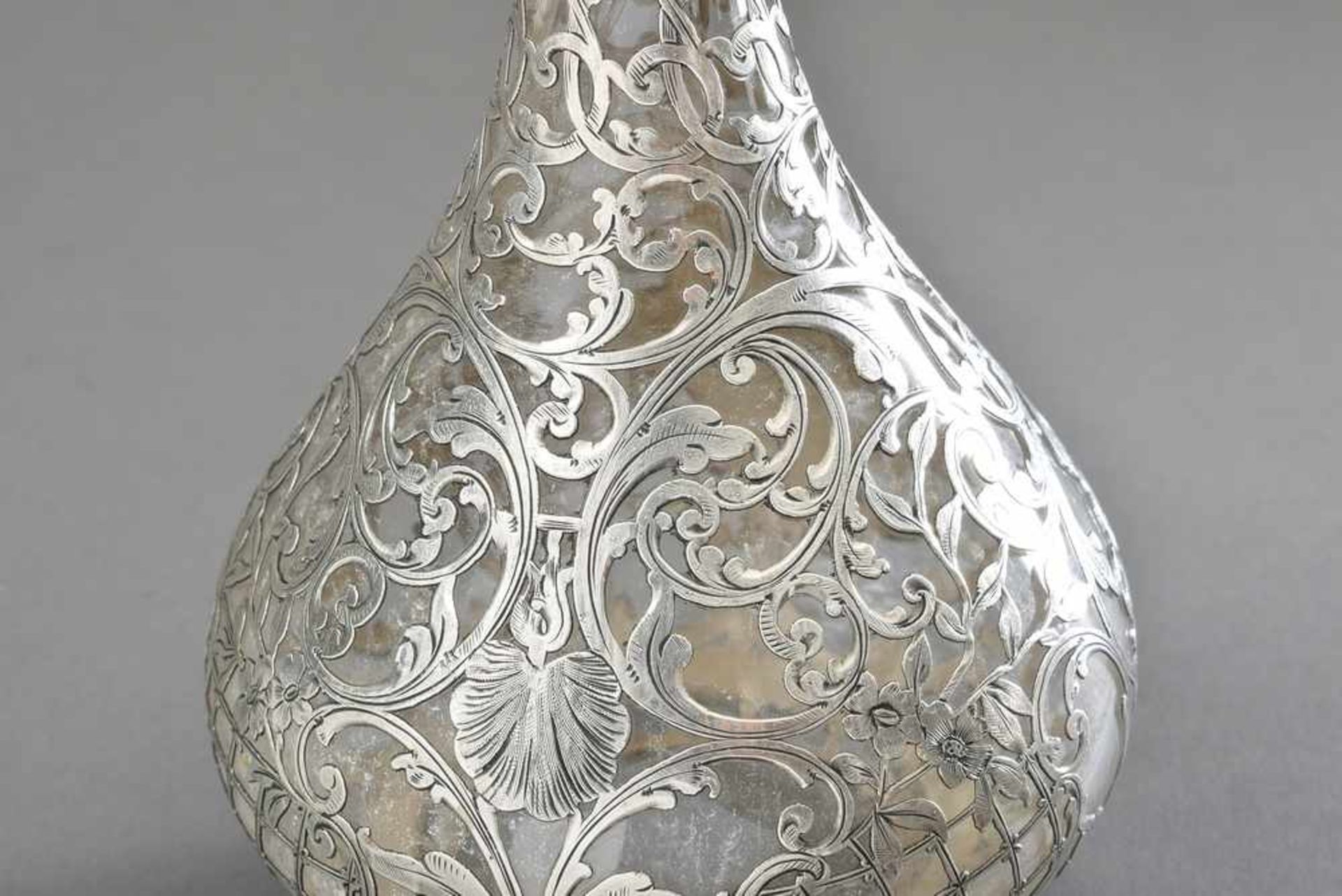 Kleine Rumkaraffe mit floralem Silber Überfang und graviertem Monogramm, H. 21cm - Bild 2 aus 3