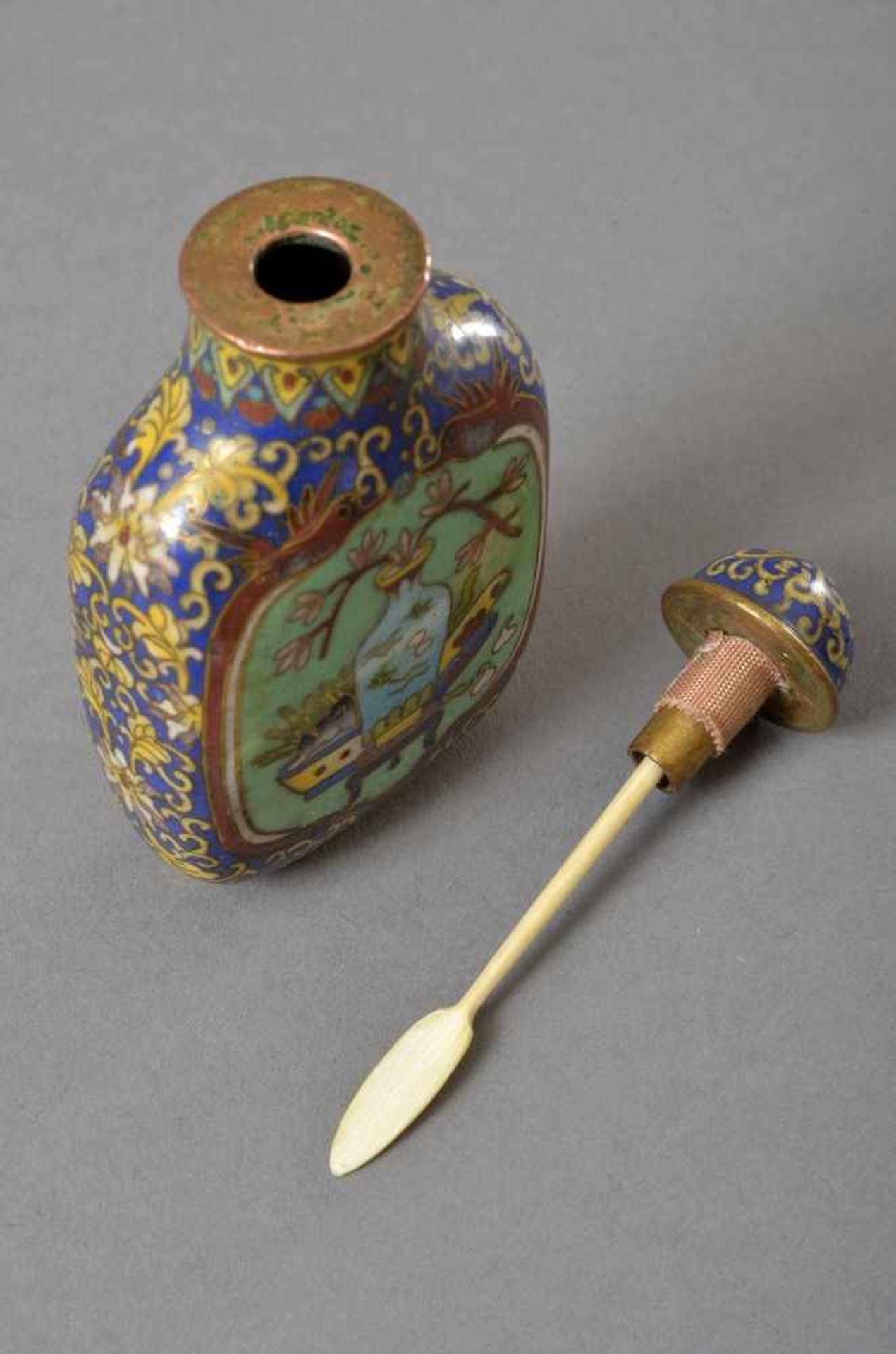 Rechteckige Cloisonné Schnupftabakflasche "Vasen und Gefäßen mit Blumen" auf blau/grünem Fond, - Bild 3 aus 3