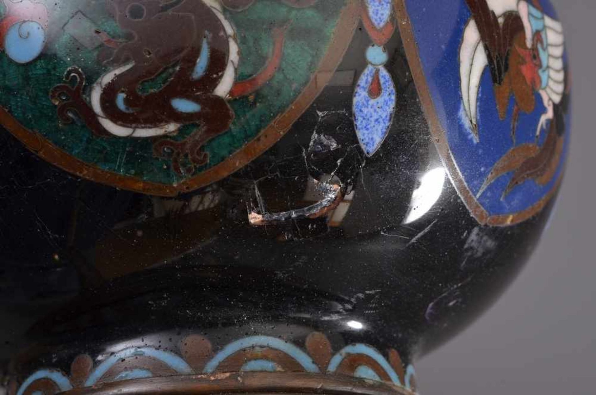 Bauchige Cloisonné Vase mit ornamentalem Dekor "Phönix und Drache", China Anfang 20.Jh., als Lampe - Bild 4 aus 4