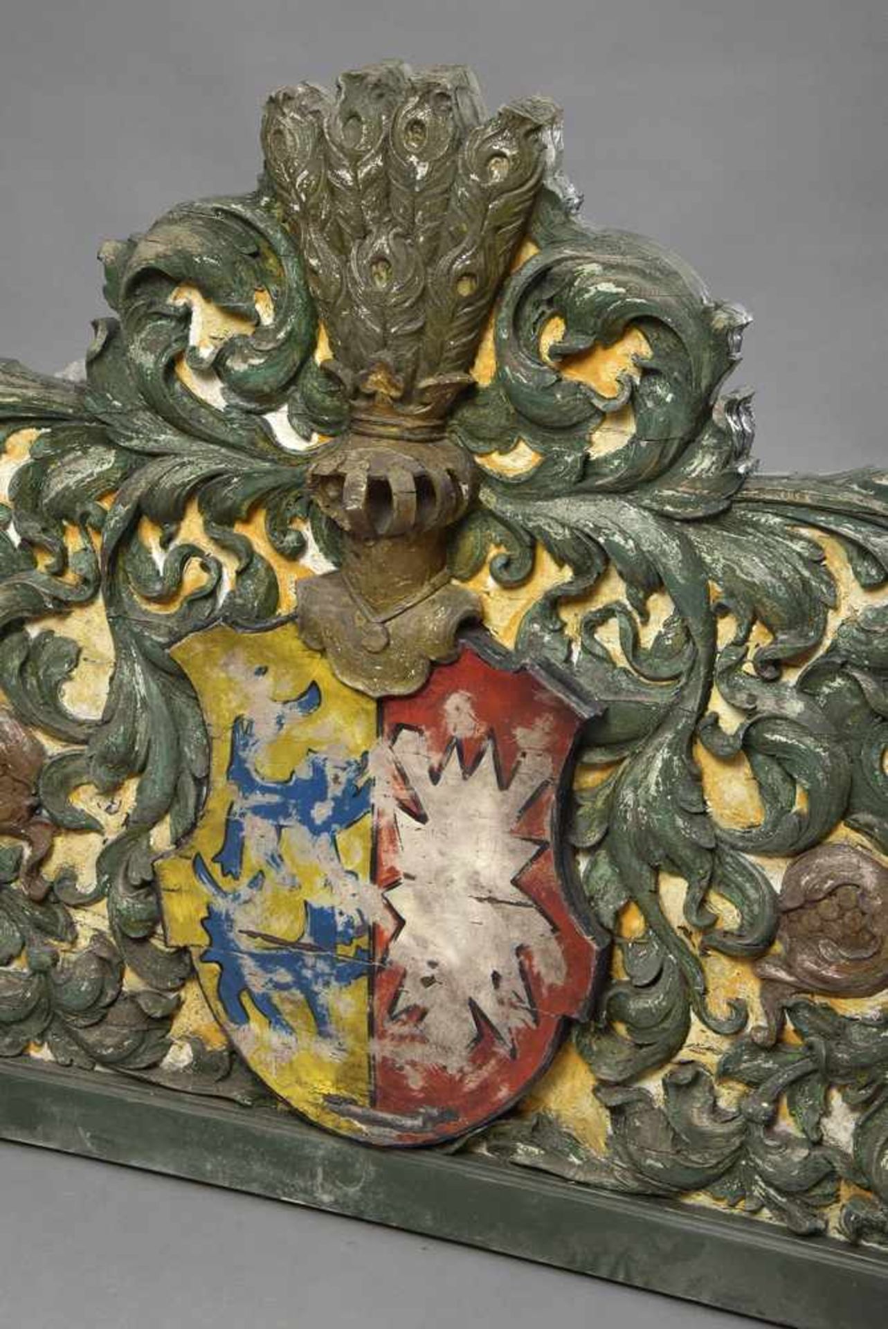 Barocke Supraporte mit Schnitzerei und mittigem Wappenschild mit Helm und Pfauenfeder Helmzier sowie - Bild 2 aus 2