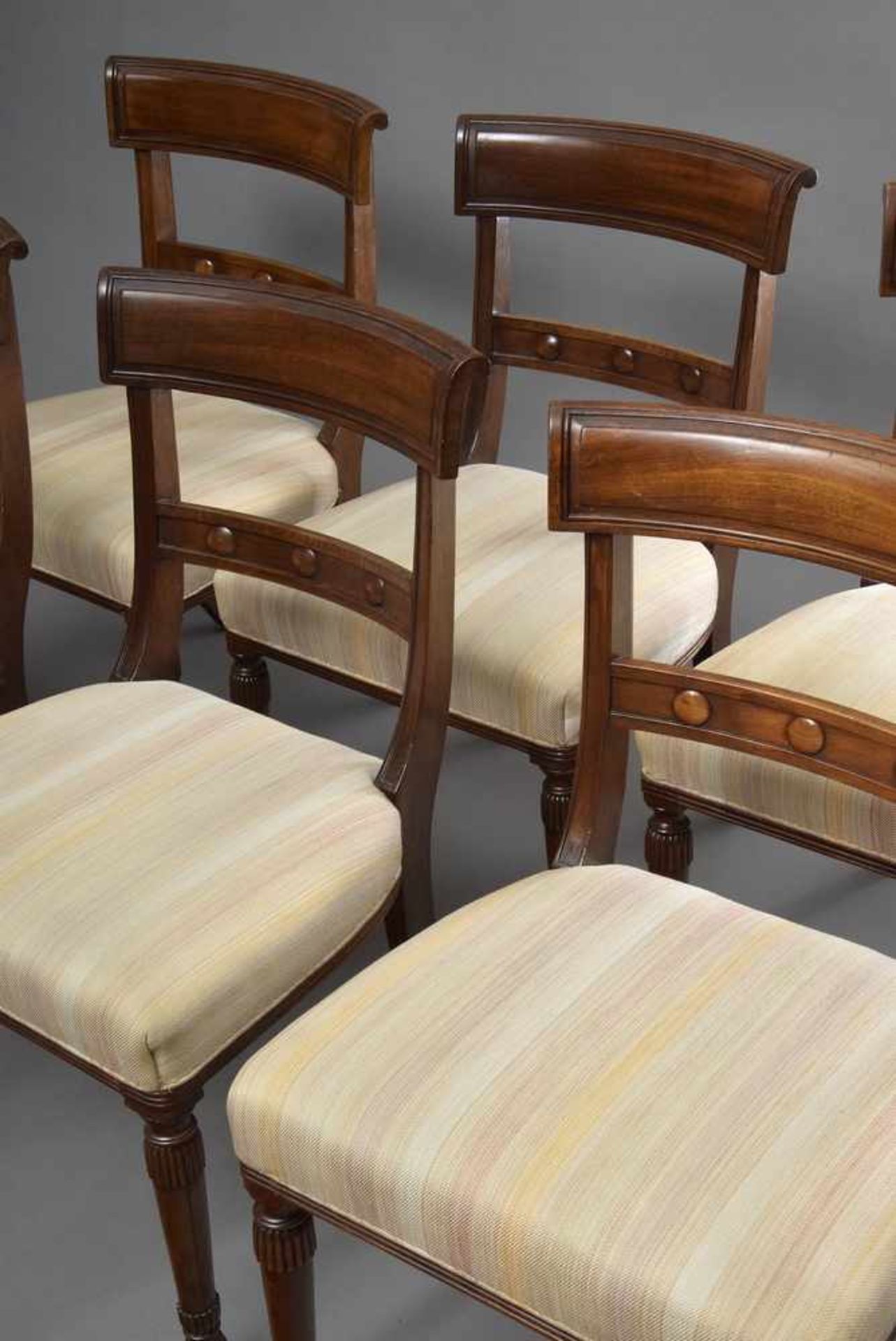 6 Englische Stühle mit beschnitzten Vorderbeinen u. Nieten Trompe l'oeil in den Lehnen, massiv - Bild 3 aus 3