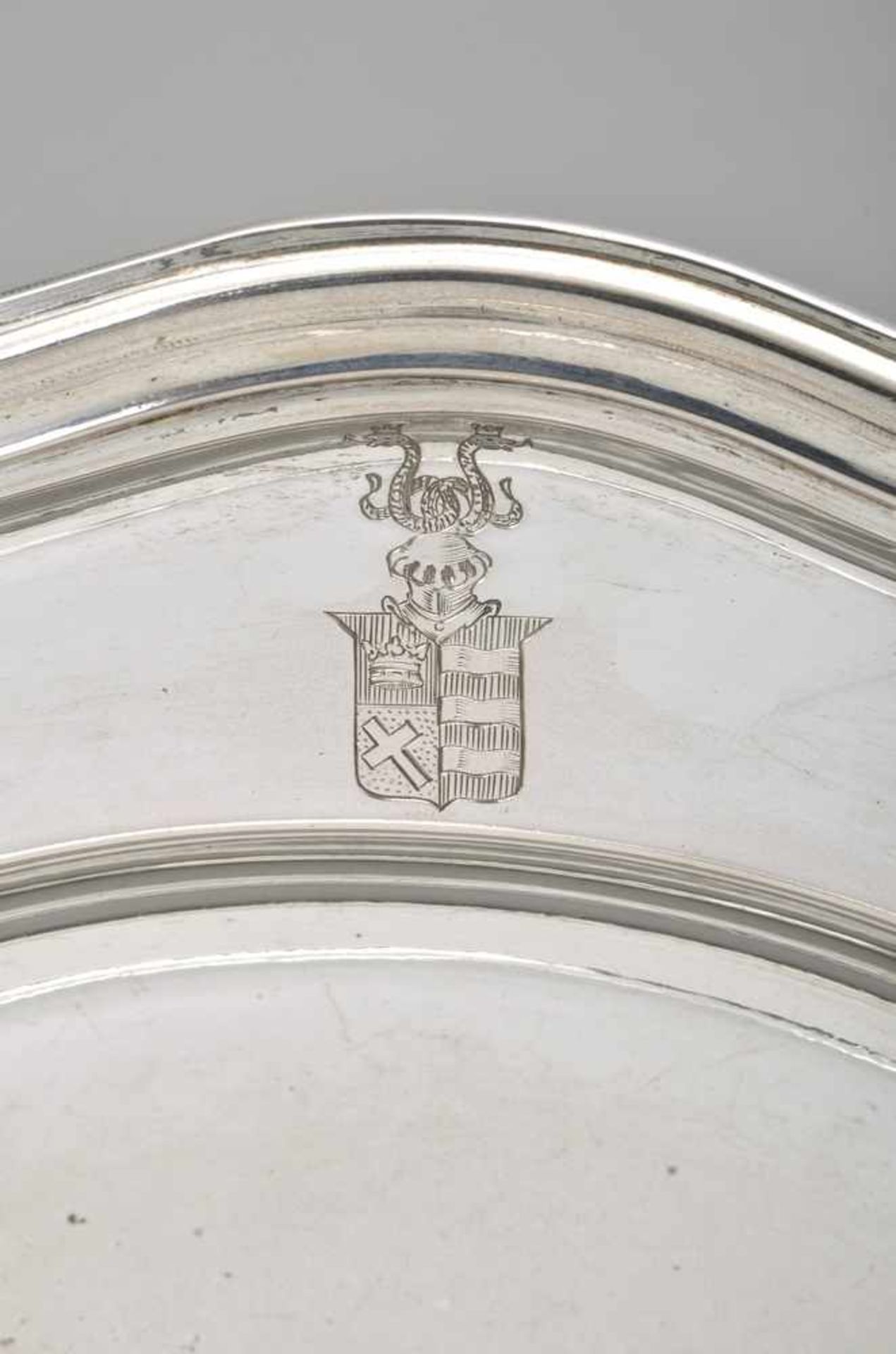 Paar Teller mit Chippendale Rand und graviertem Wappen, Wilkens, Silber 800, 884g, Ø25cm - Image 2 of 2