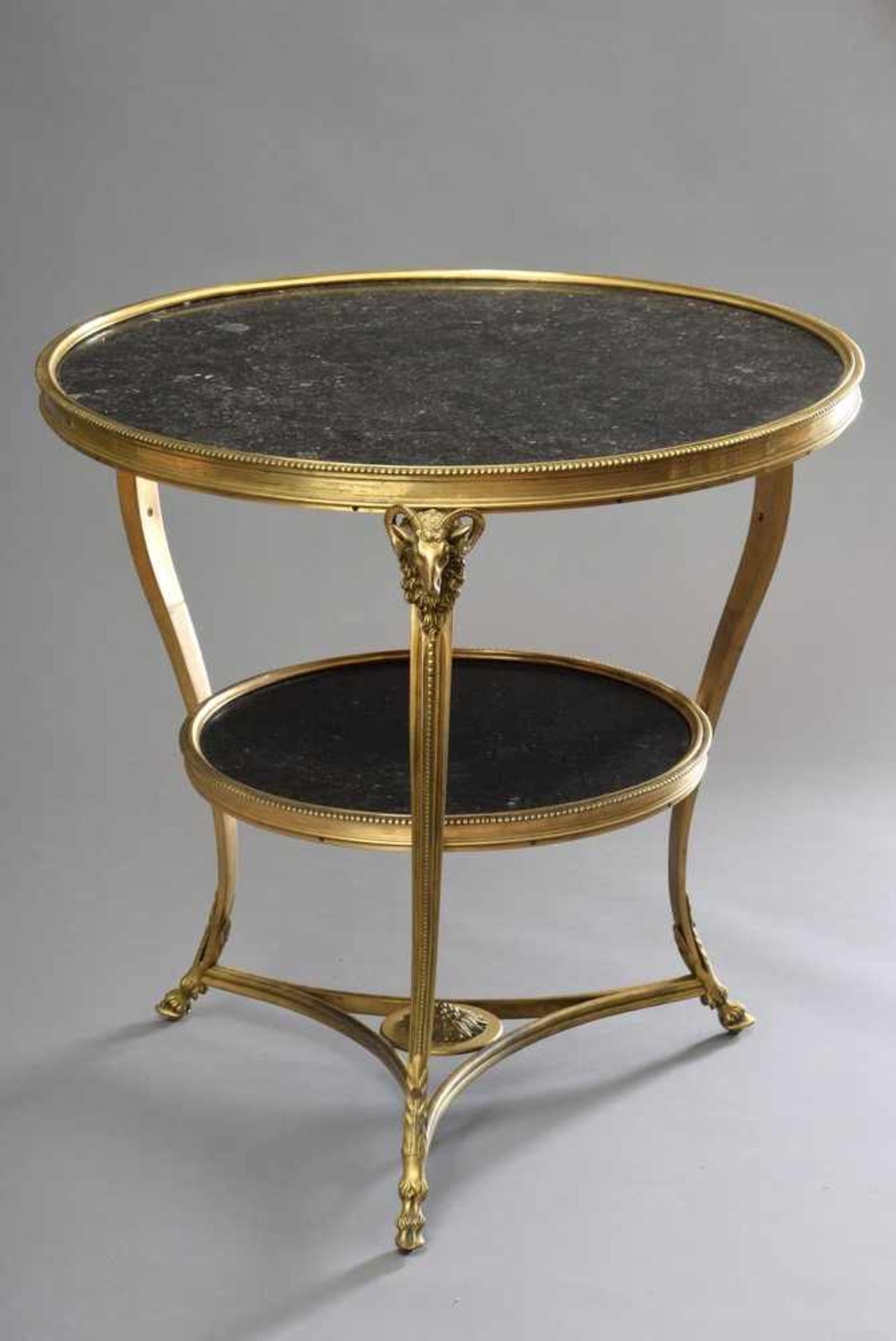 Runder Café Tisch im Louis XVI Stil mit vergoldetem Bronzegestell, Bocksköpfen und Mamorplatte,