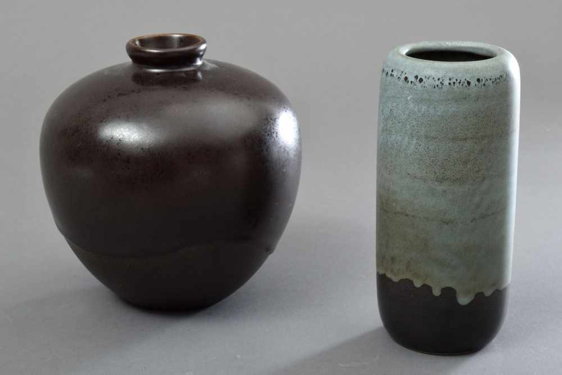 2 Diverse Beek, Jan Bontjes van (1899-1969) "Kugel- und Stangenvase", Keramik mit brauner Glanz-