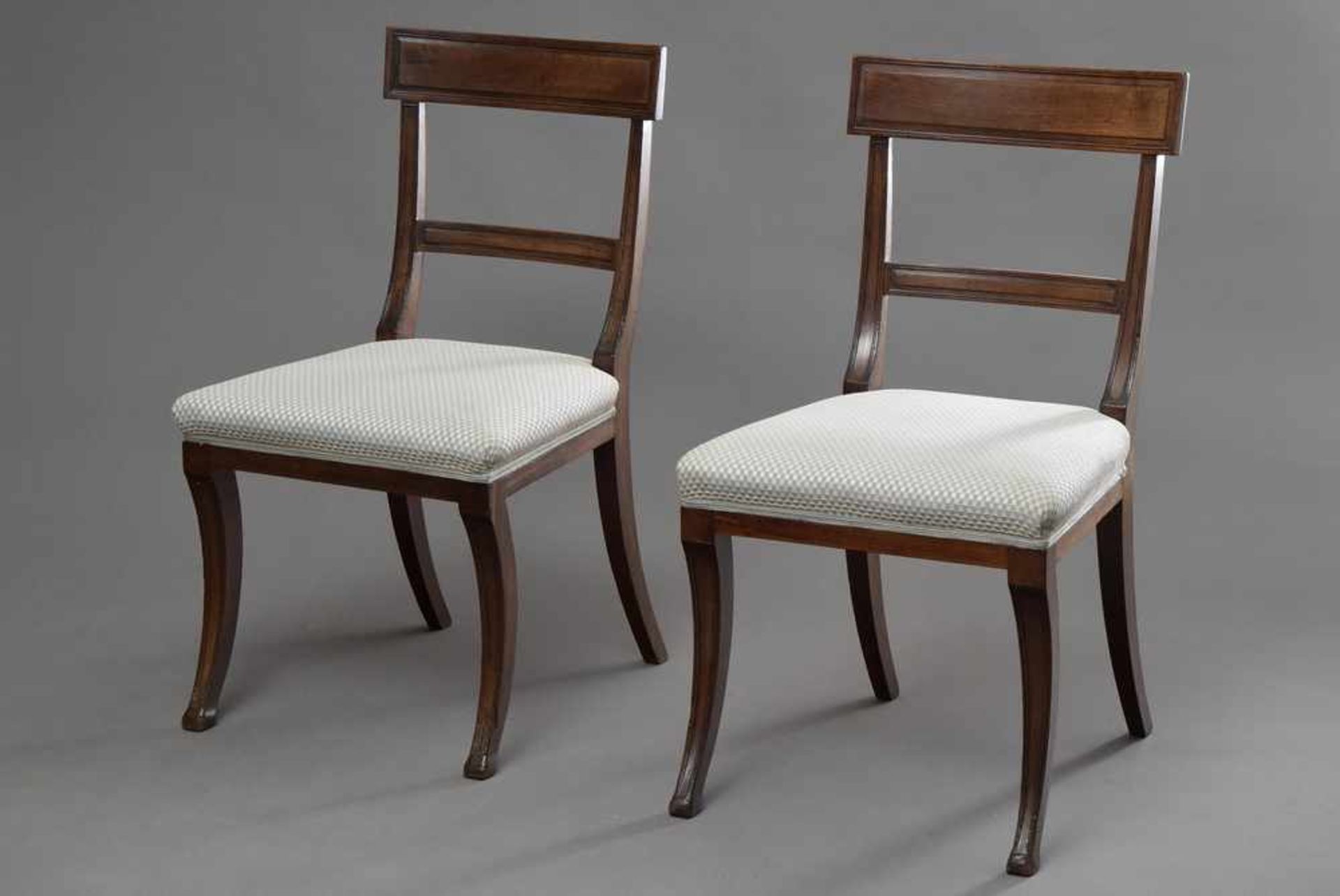 Paar Sheraton Stühle mit kariertem Bezug und Säbelbeinen, England 1. H. 19.Jh., H. 45/89cm
