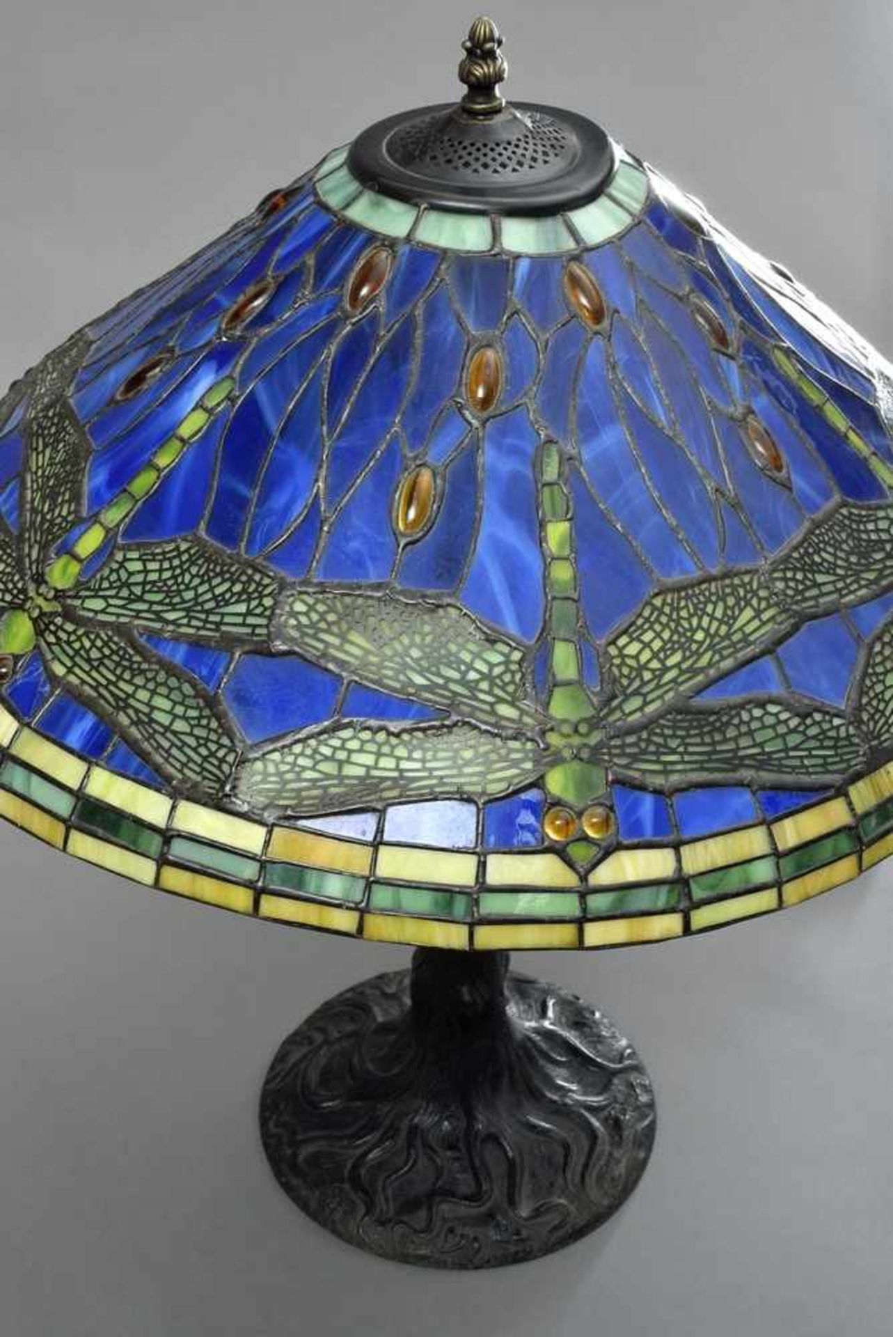 Jugendstil Lampe mit Bleiverglastem Schirm "Libellen" in Tiffany Art, wohl Handel USA, H. 63cm, - Bild 2 aus 3