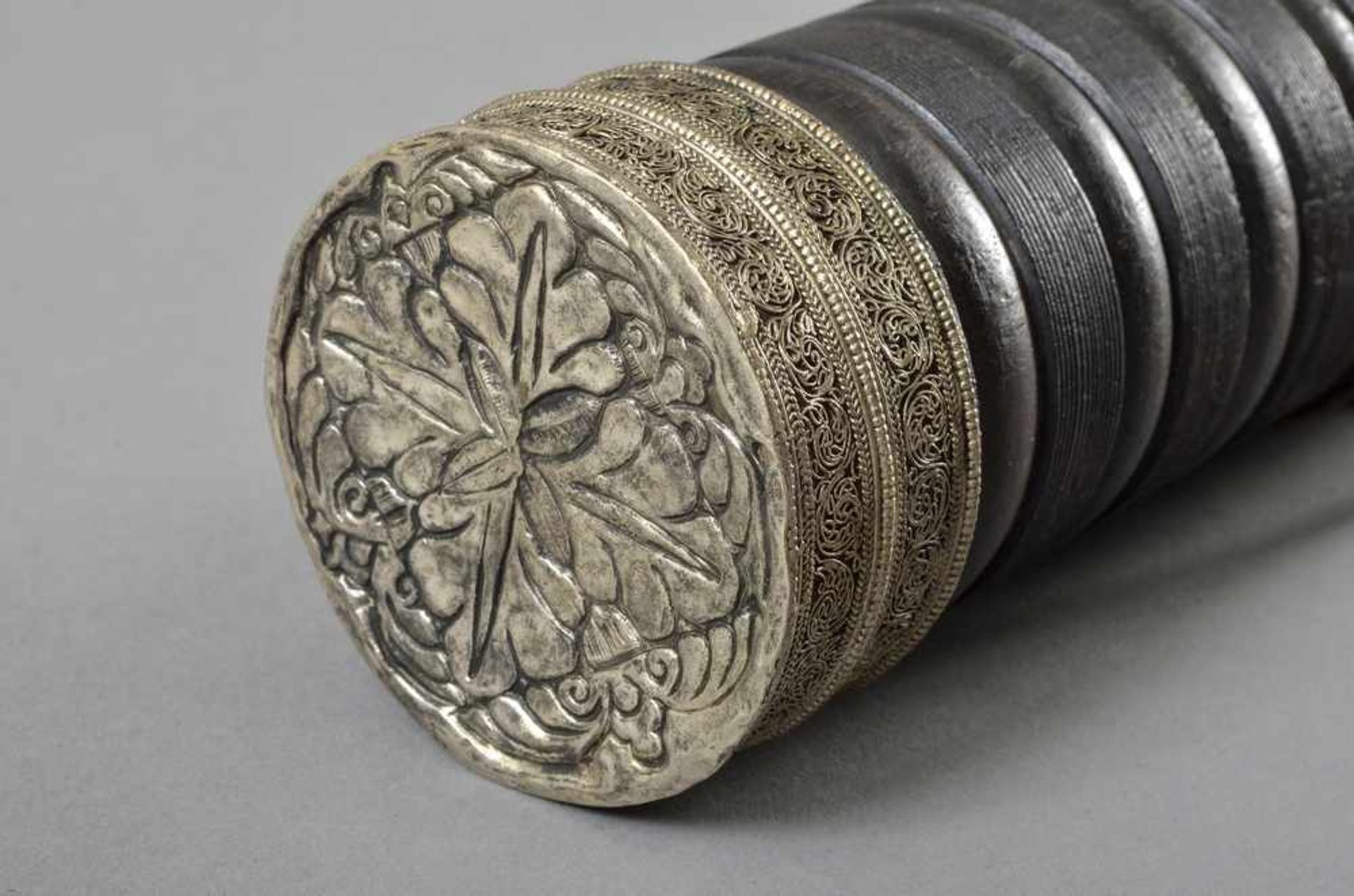 Teedose mit filigraner Metallverzierung auf gerilltem Holzkorpus, Lhasa 20.Jh., H. 20cm, Ø 6cm - Bild 4 aus 4