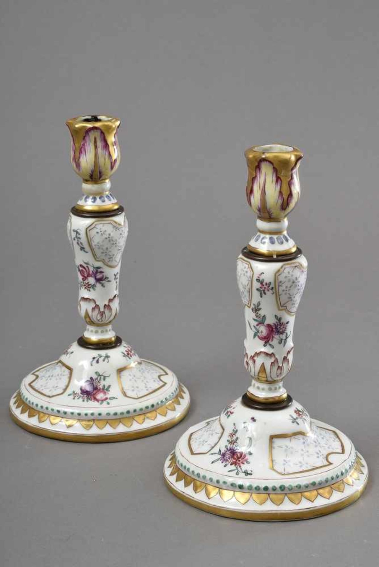 Paar Porzellan Leuchter auf rundem Fuß mit Metall Montierung, florales Dekor, ohne Marke, Portugal