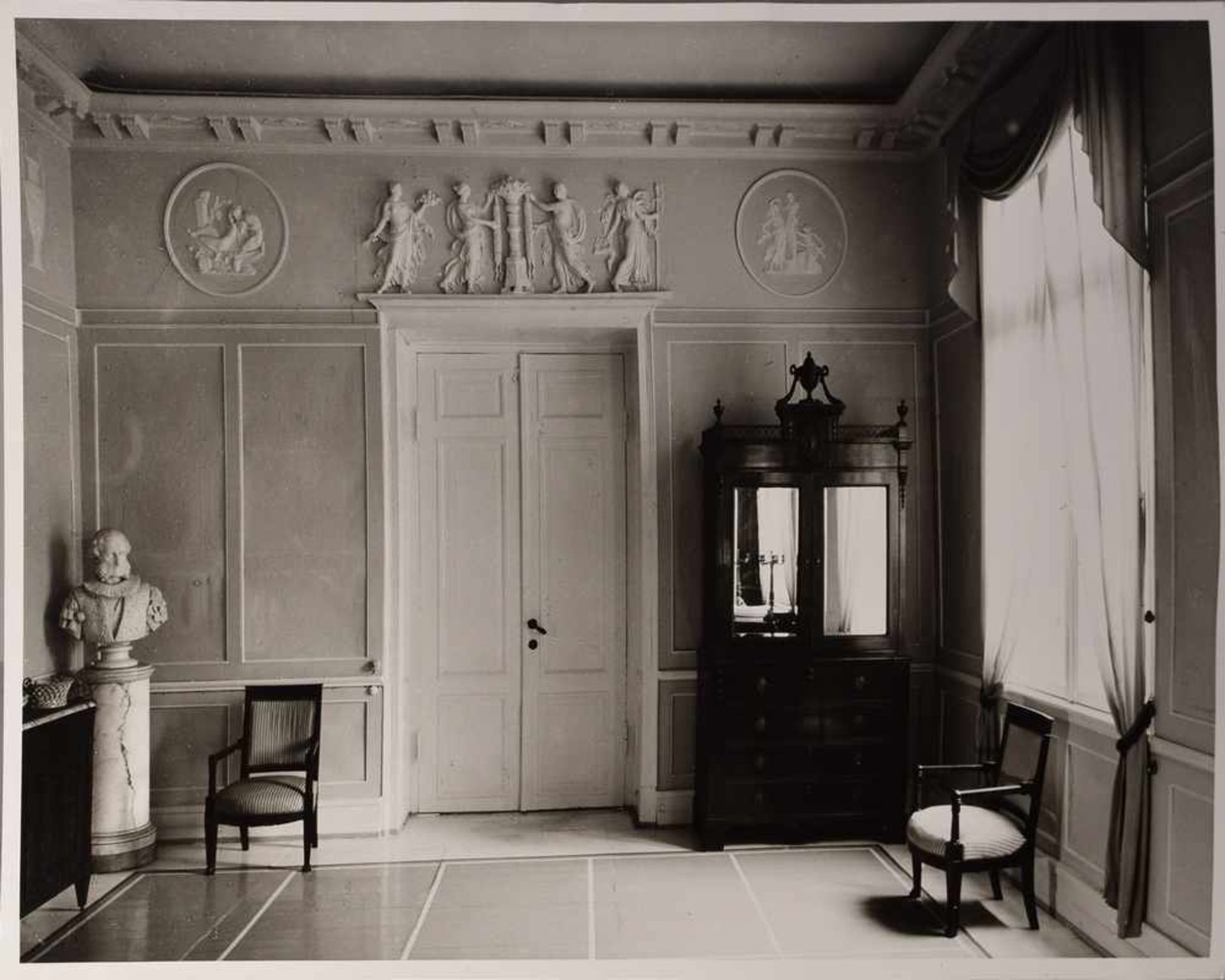 Louis XVI Spiegelschrank aus dem Hause Baron Caspar Voght, um 1795, zweiteilig auf Stollenfüßen, - Bild 9 aus 11