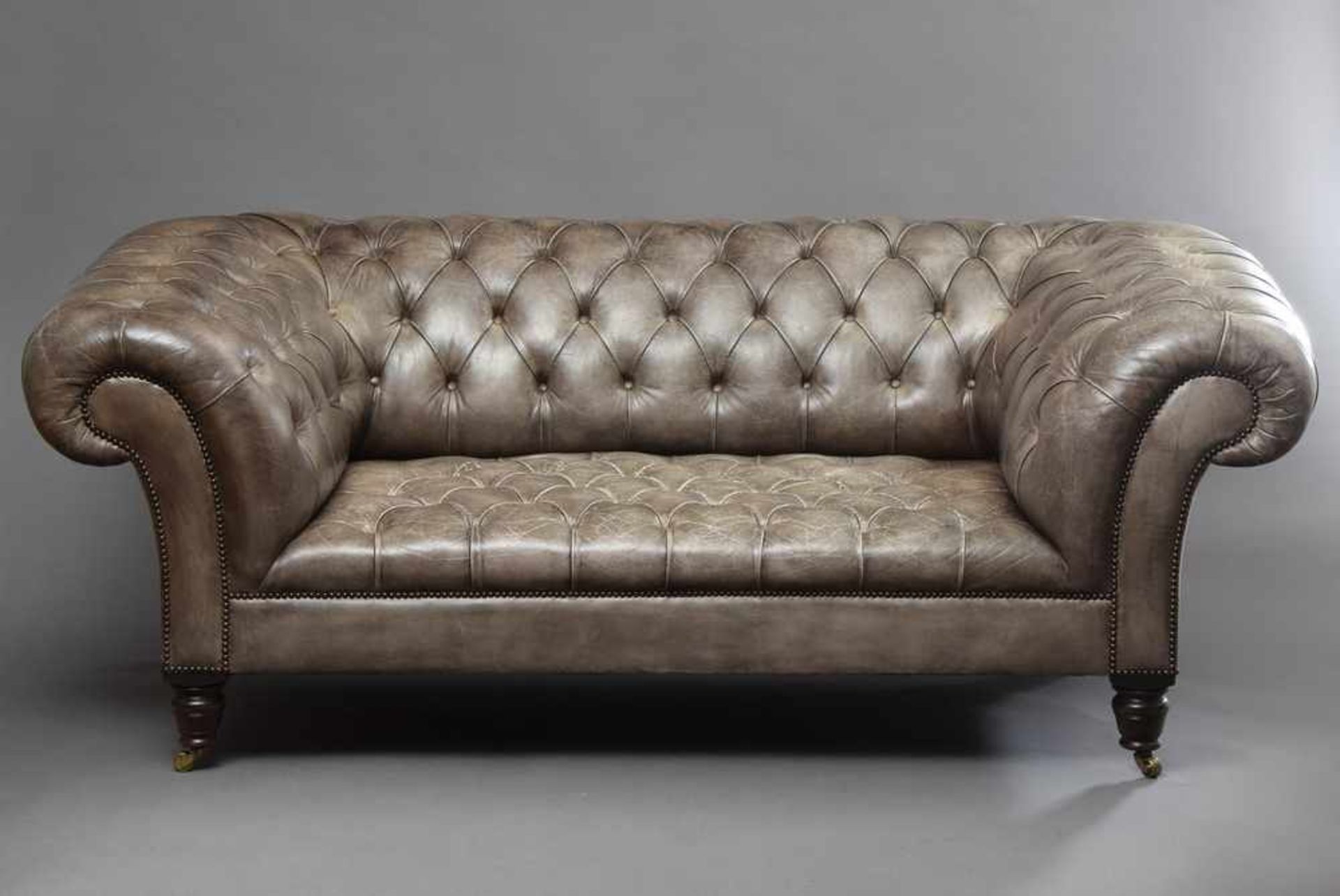 Englisches Chesterfiled Sofa, kapitoniertes graues Leder, 80x190x100cm, etwas rissig