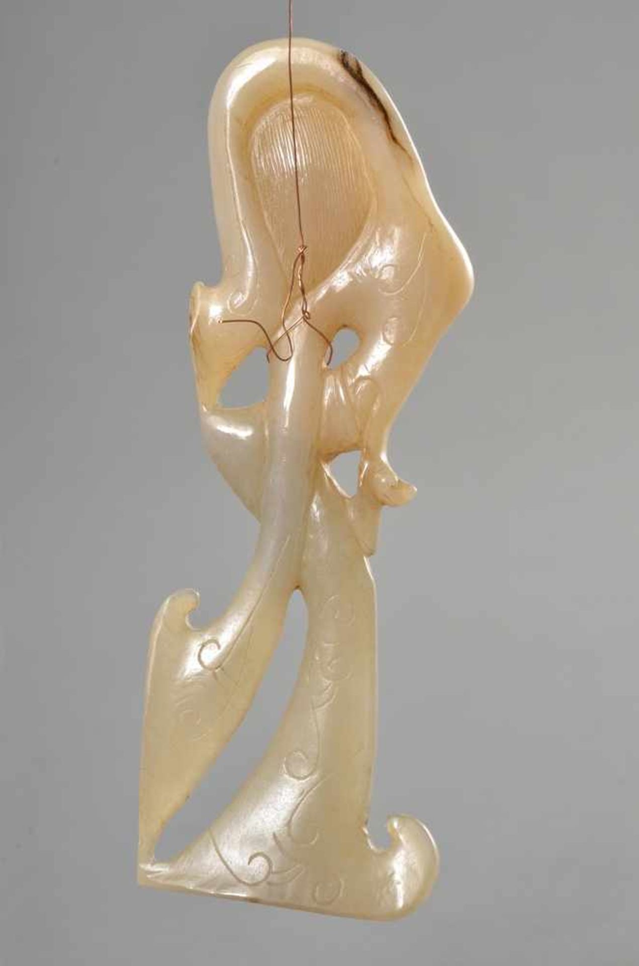 Jade Schnitzerei im Tang Stil "Tänzerin" mit fein geritzten Ornamenten, China, mit Holzgestell, H. - Bild 3 aus 3
