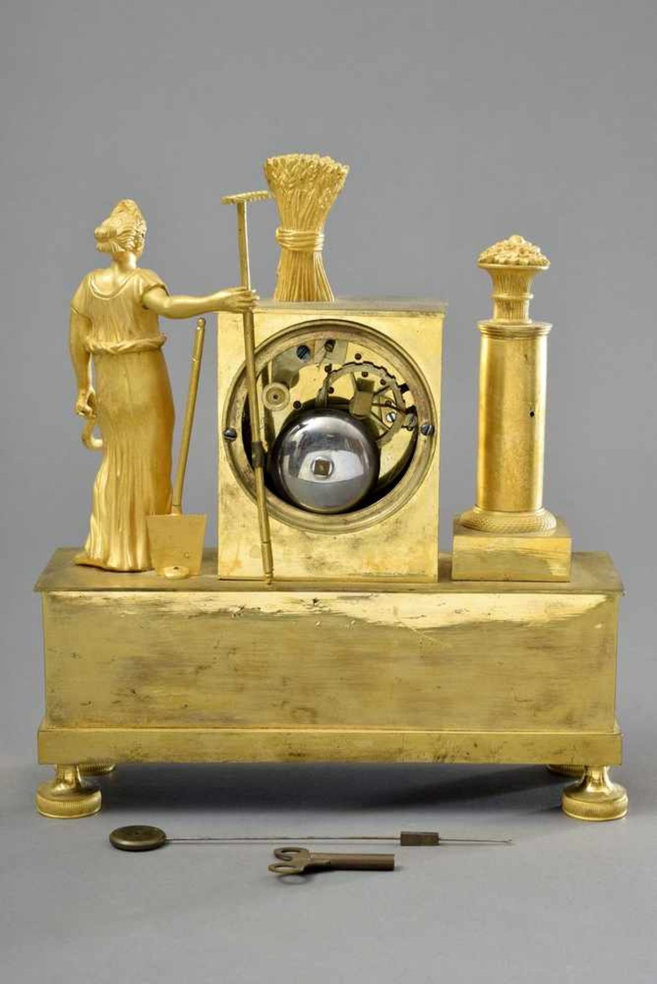 Kleine Empire Pendule "Allegorie auf den Sommer - Gärtnerin", Bronze vergoldet, 24,5x22x7,5cm, - Image 2 of 4