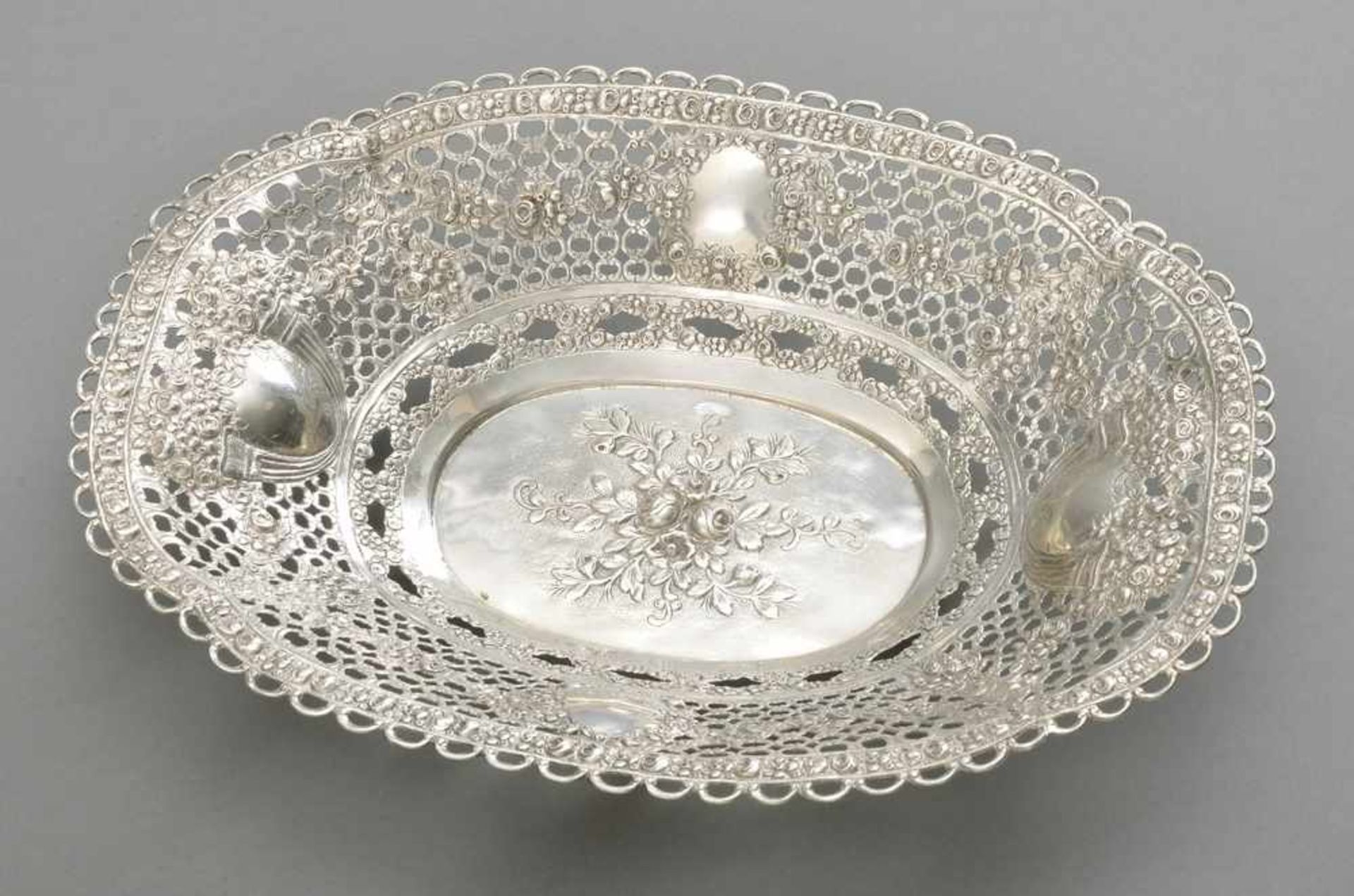 Ovale Schale mit durchbrochenem Rand und floralem Dekor, Silber 800, 399g, 30,5x23cm
