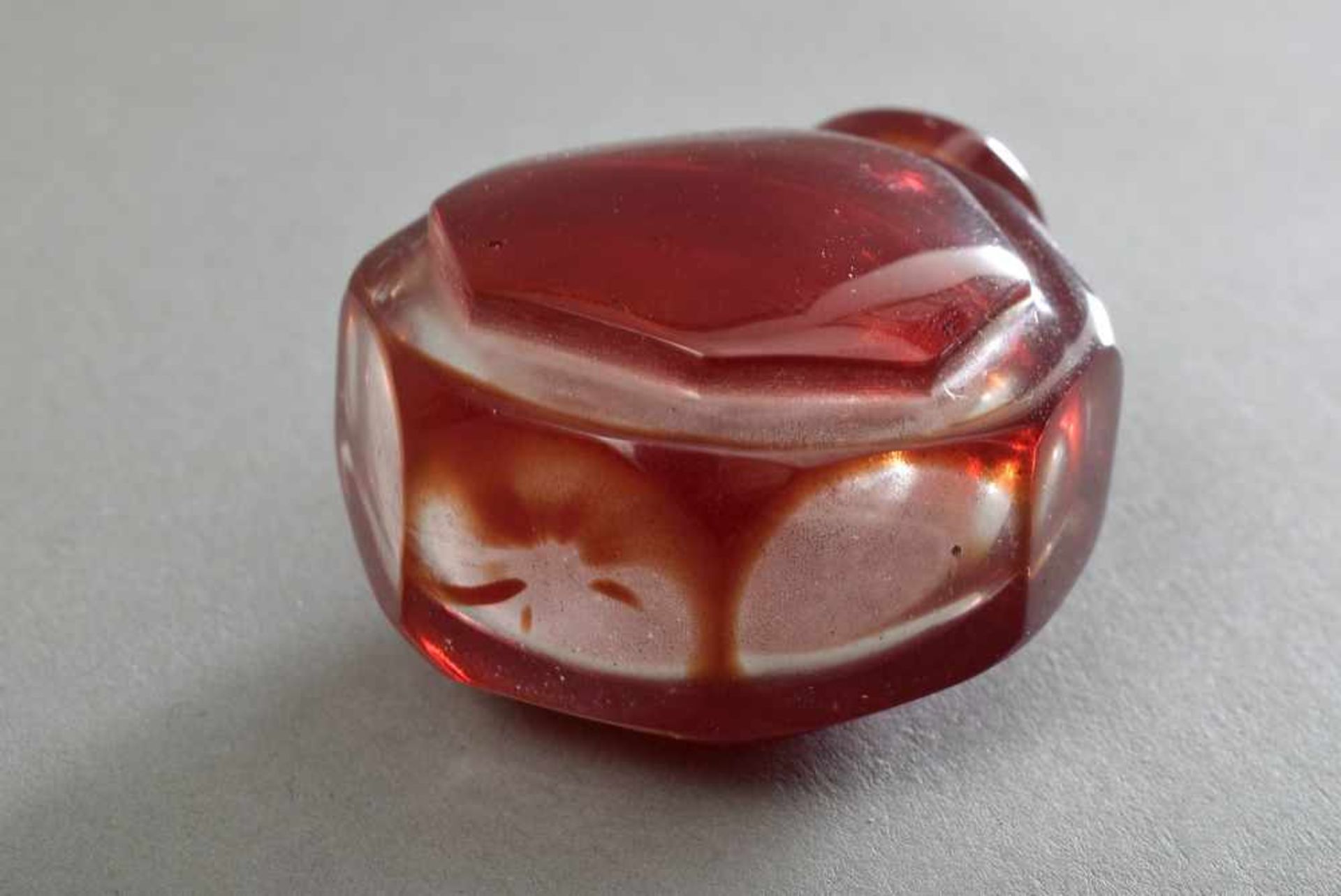 Rote Glas Snuffbottle mit graphischem Schliff, H. 5cm (o.Deckel) - Bild 2 aus 3