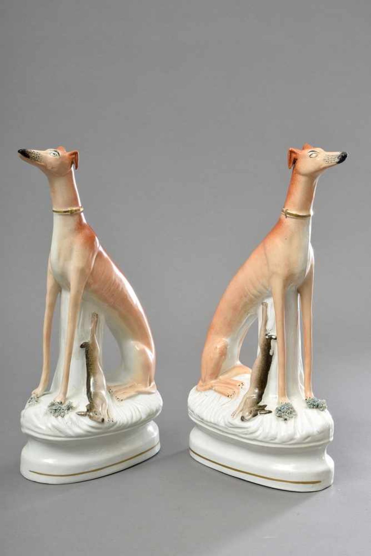 Paar Staffordshire Figuren "Windhunde mit erlegtem Hasen" auf ovalem Sockel, Keramik, H. 32cm, - Bild 2 aus 3
