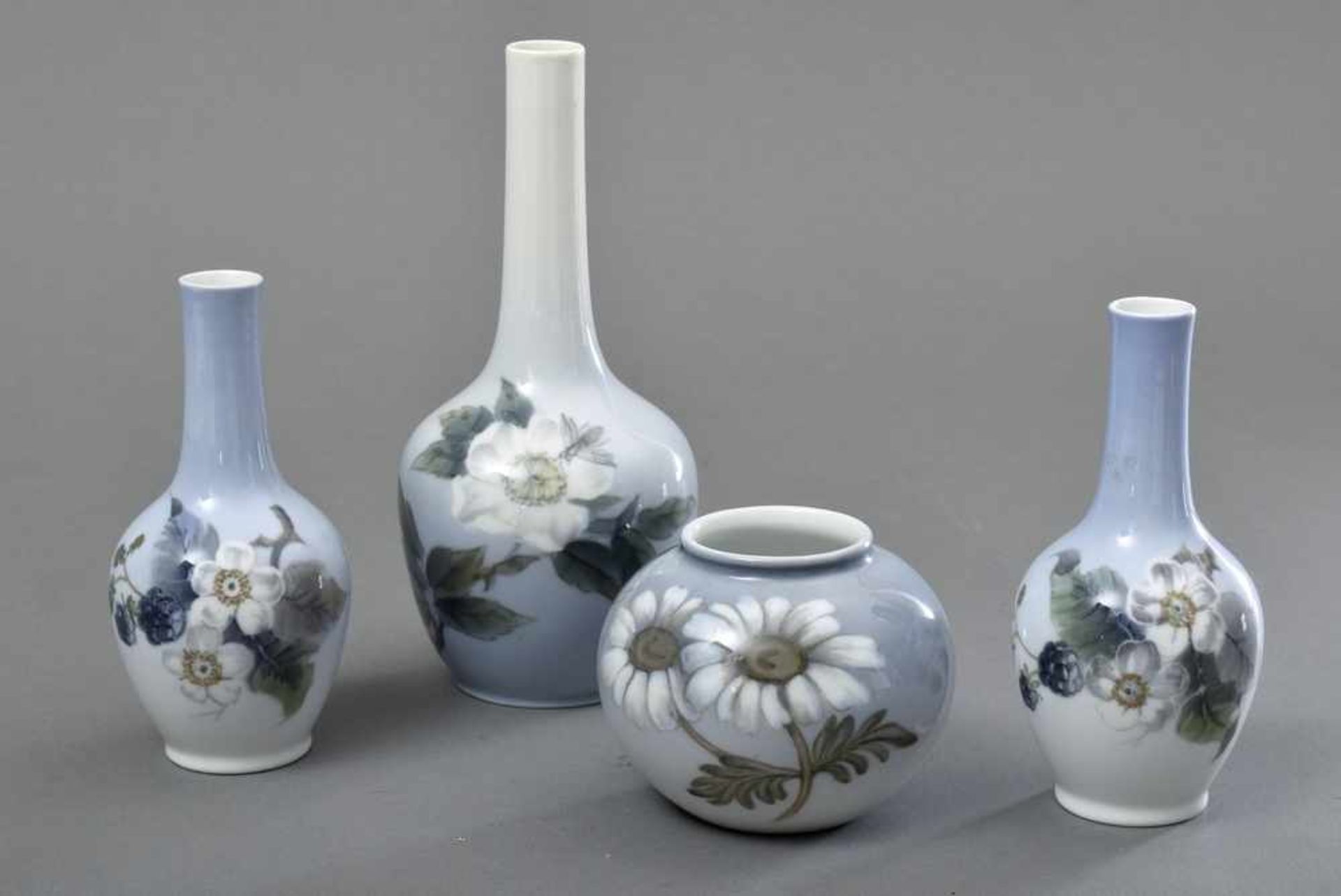 4 Diverse Royal Copenhagen Vasen "Brombeerblüten" (Modellnr. 288/43A, H. 14cm), "Blume mit