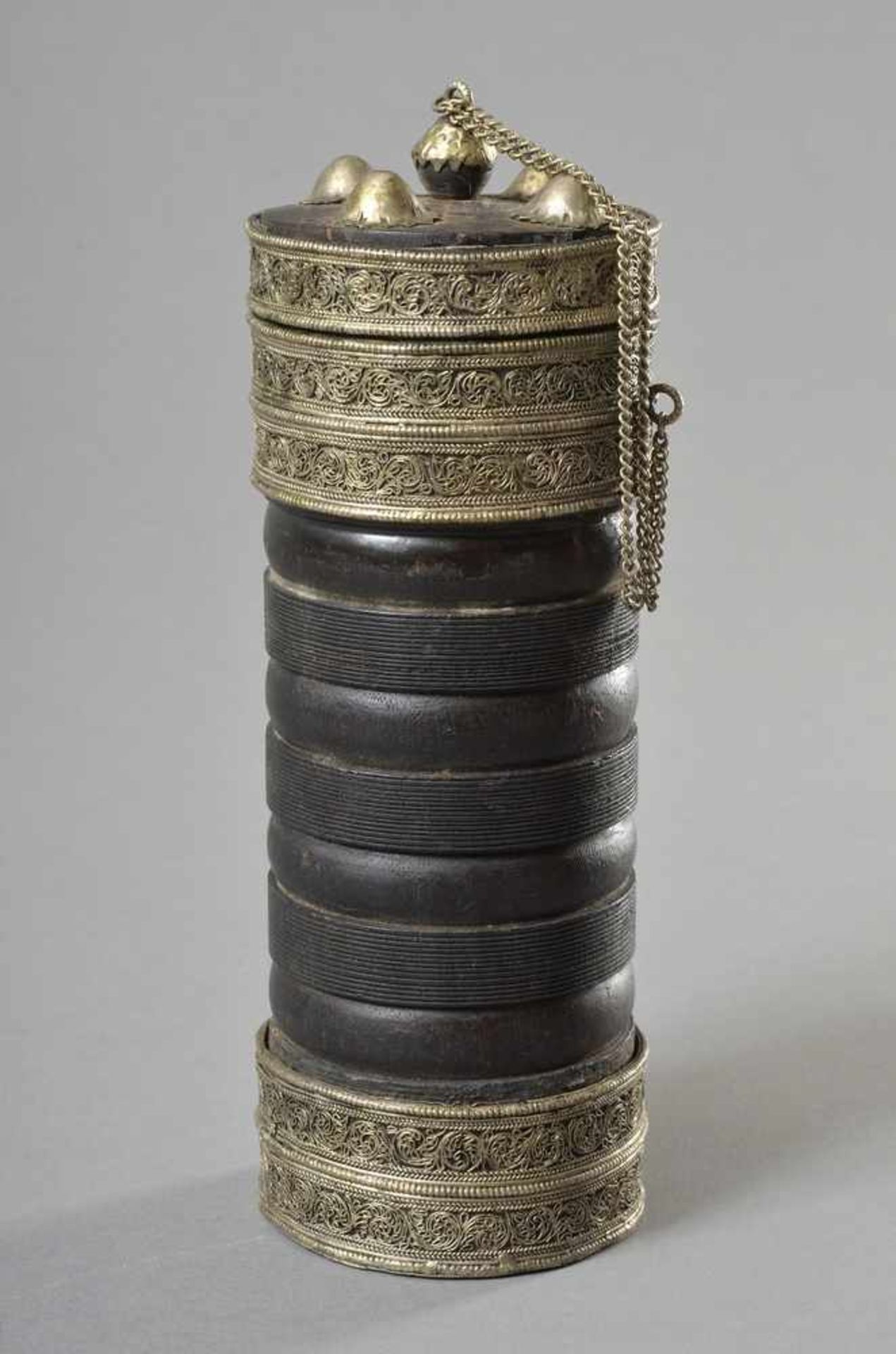 Teedose mit filigraner Metallverzierung auf gerilltem Holzkorpus, Lhasa 20.Jh., H. 20cm, Ø 6cm