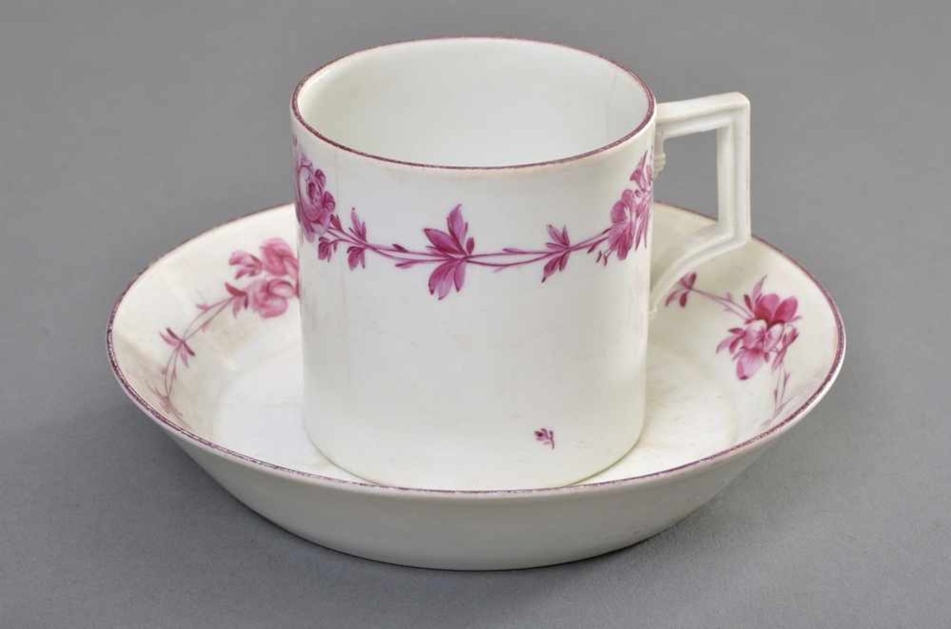 Marcolini Meissen Tasse "Purpur Rosenranke" in zylindrischer Form, H. 7,5cm berieben, Haarrisse ( - Bild 2 aus 4