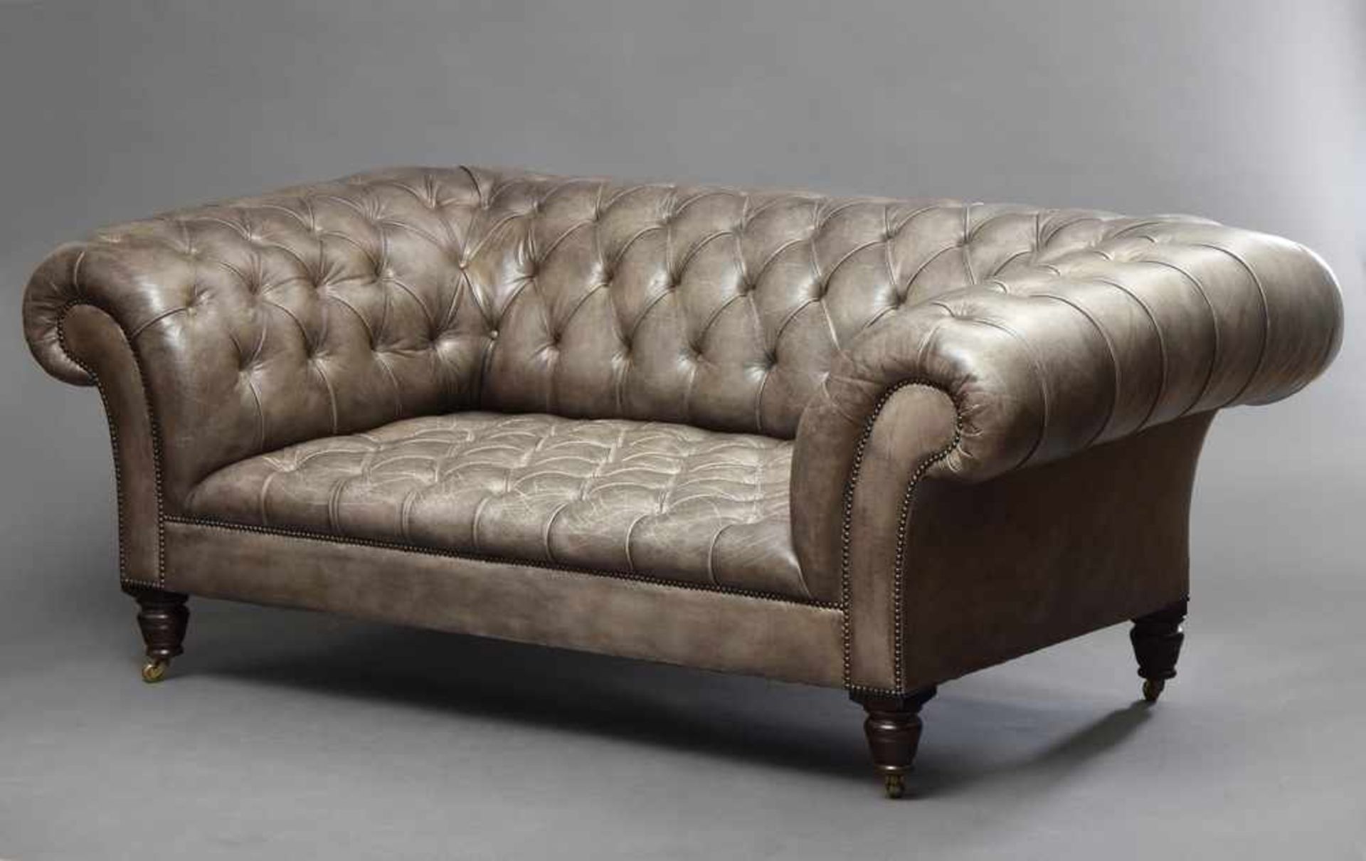 Englisches Chesterfiled Sofa, kapitoniertes graues Leder, 80x190x100cm, etwas rissig - Bild 2 aus 2