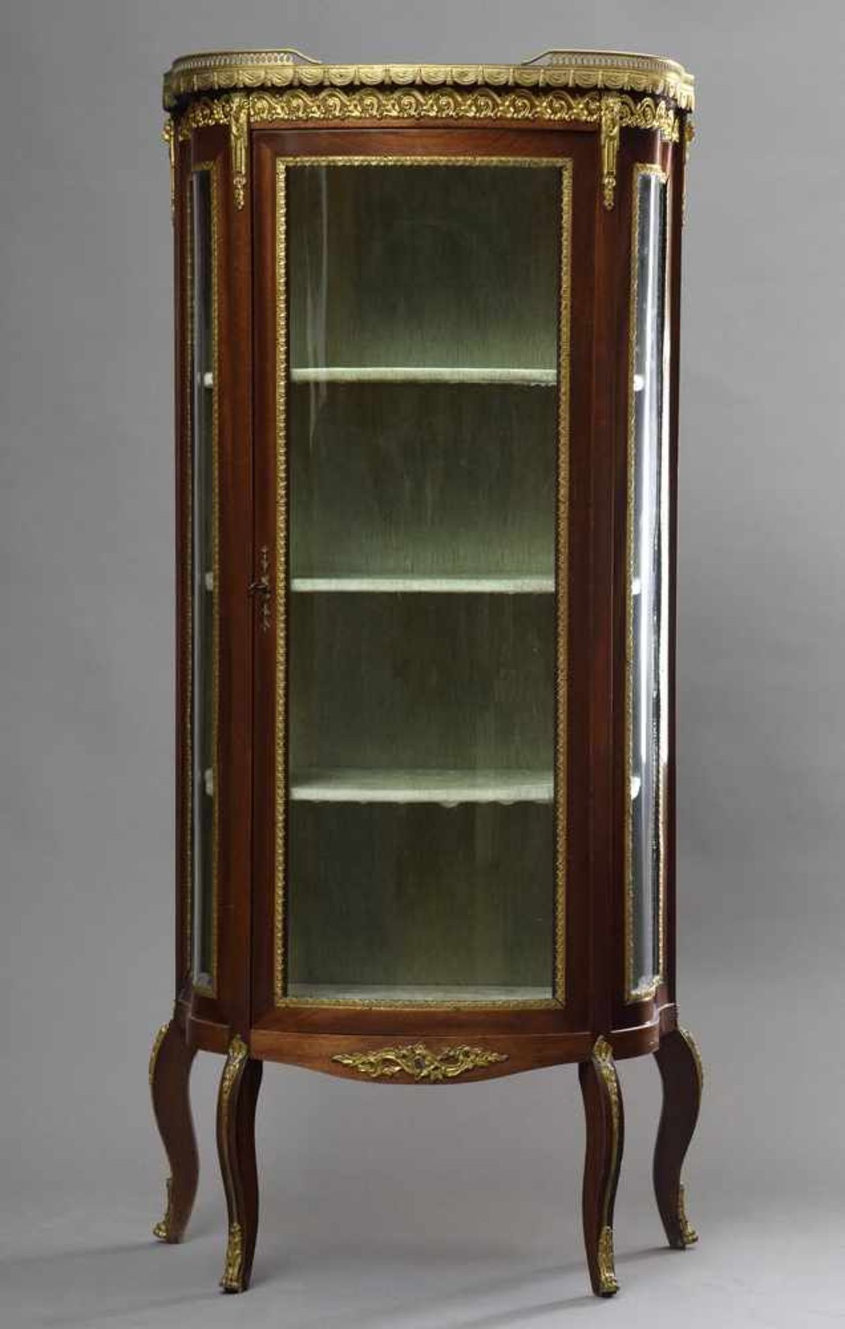 Halbhohe wilhelminische Vitrine mit gebogten Scheiben und Bronzebeschlägen, 147x70x38cm - Bild 7 aus 7