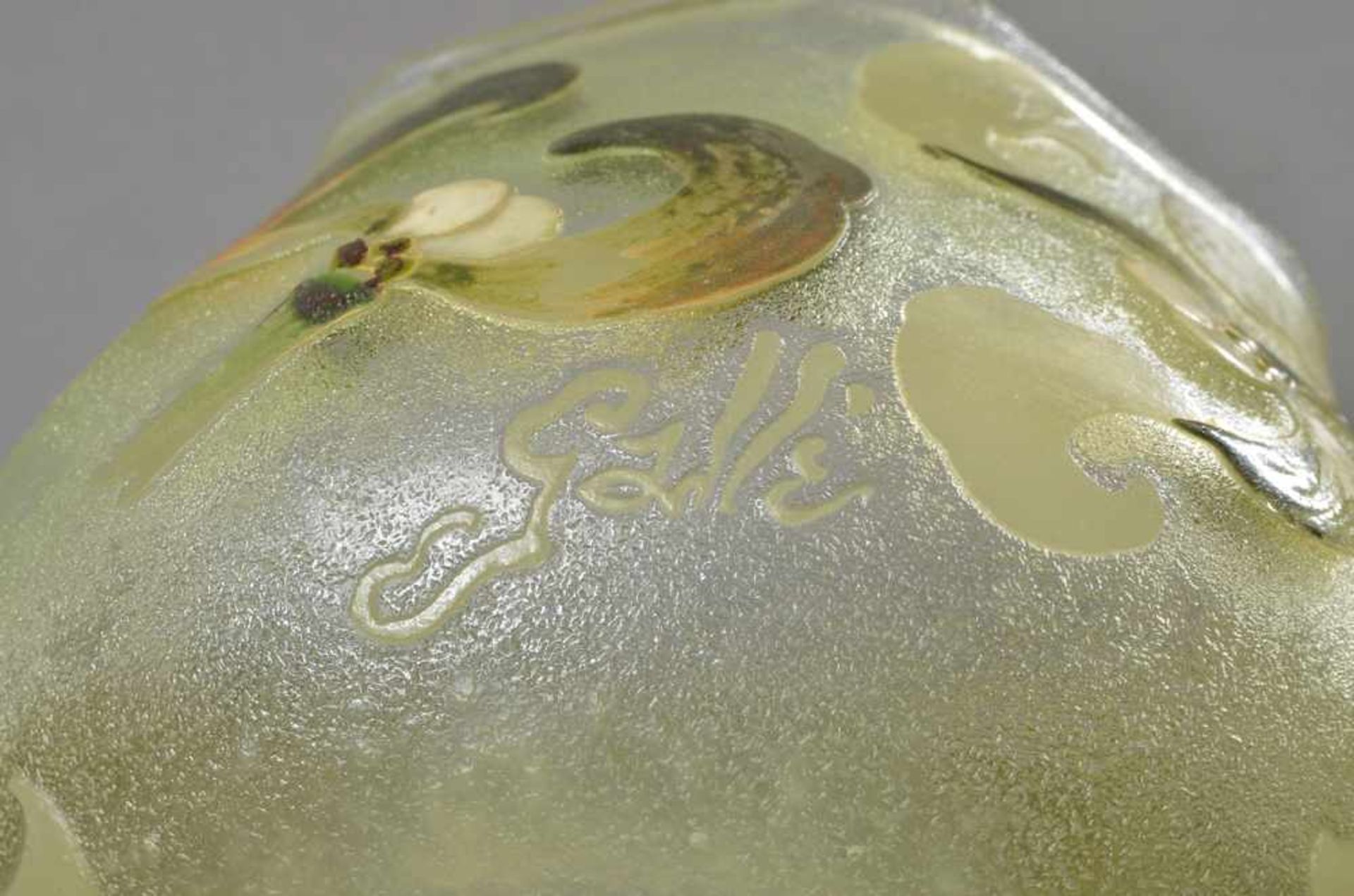 Kleine Gallé Vase "Mistelzweig" Dekor, farbig bemalt/ausgeätzt, sign., H. 11cm, etw. ber. - Bild 3 aus 3
